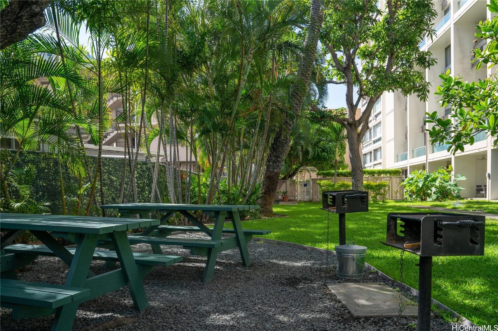 555 University Avenue Property Photo 4