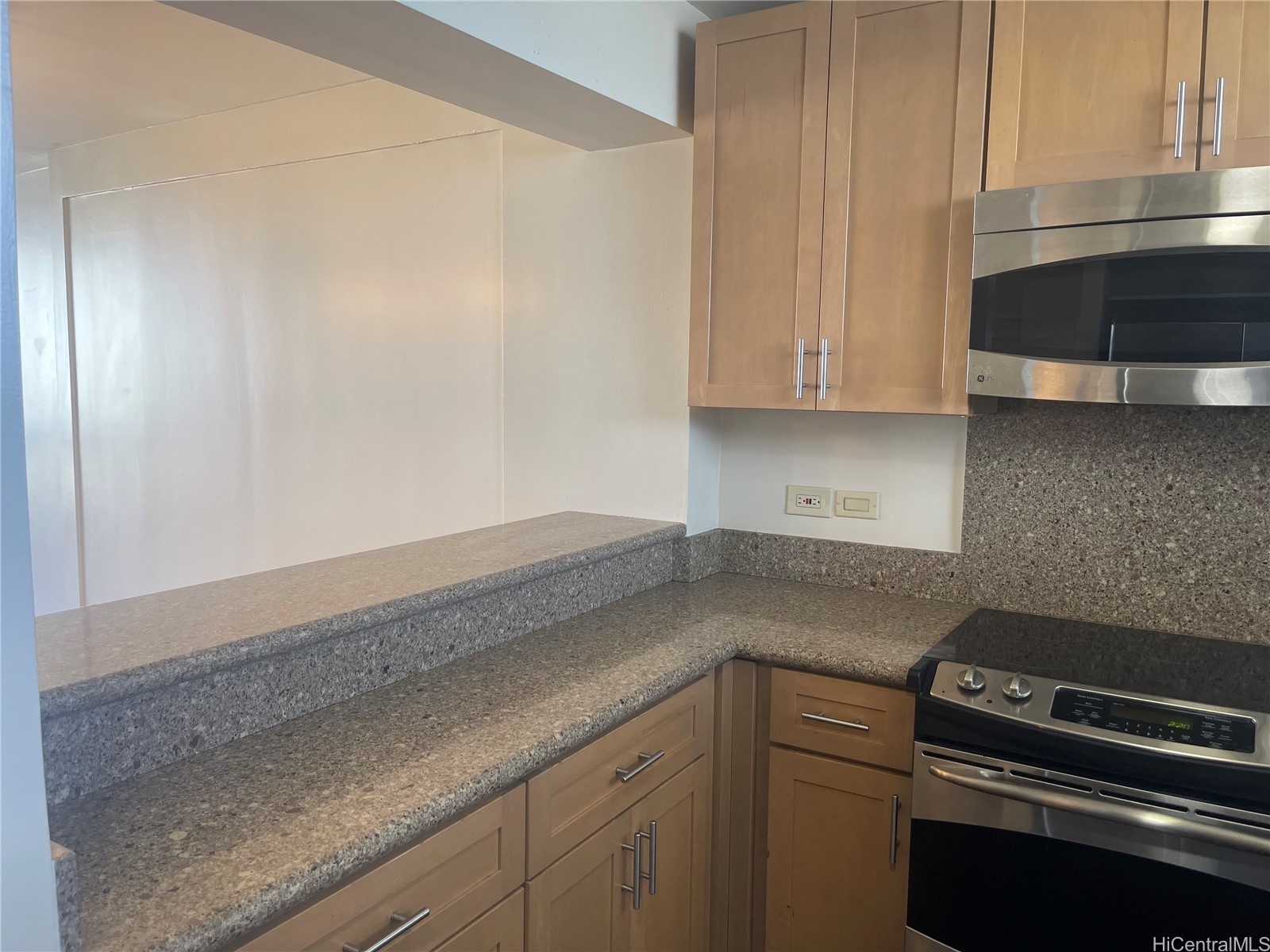 555 University Avenue Property Photo 5