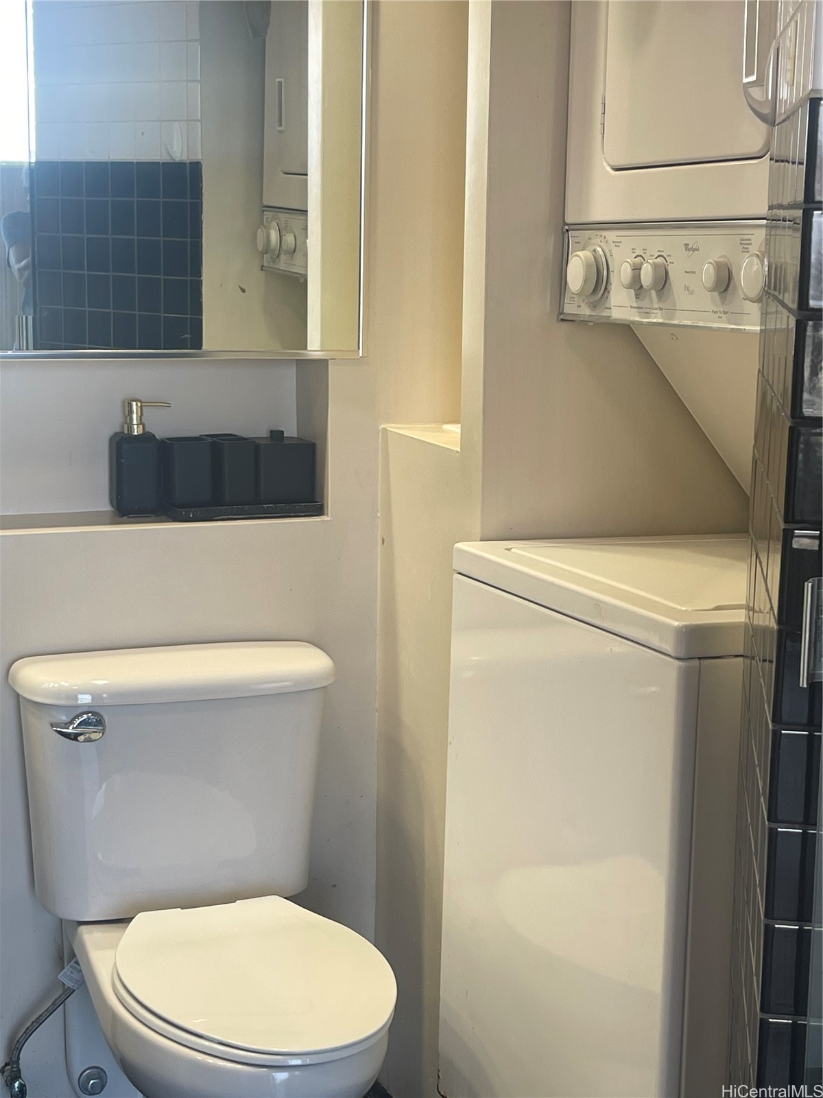 555 University Avenue Property Photo 6