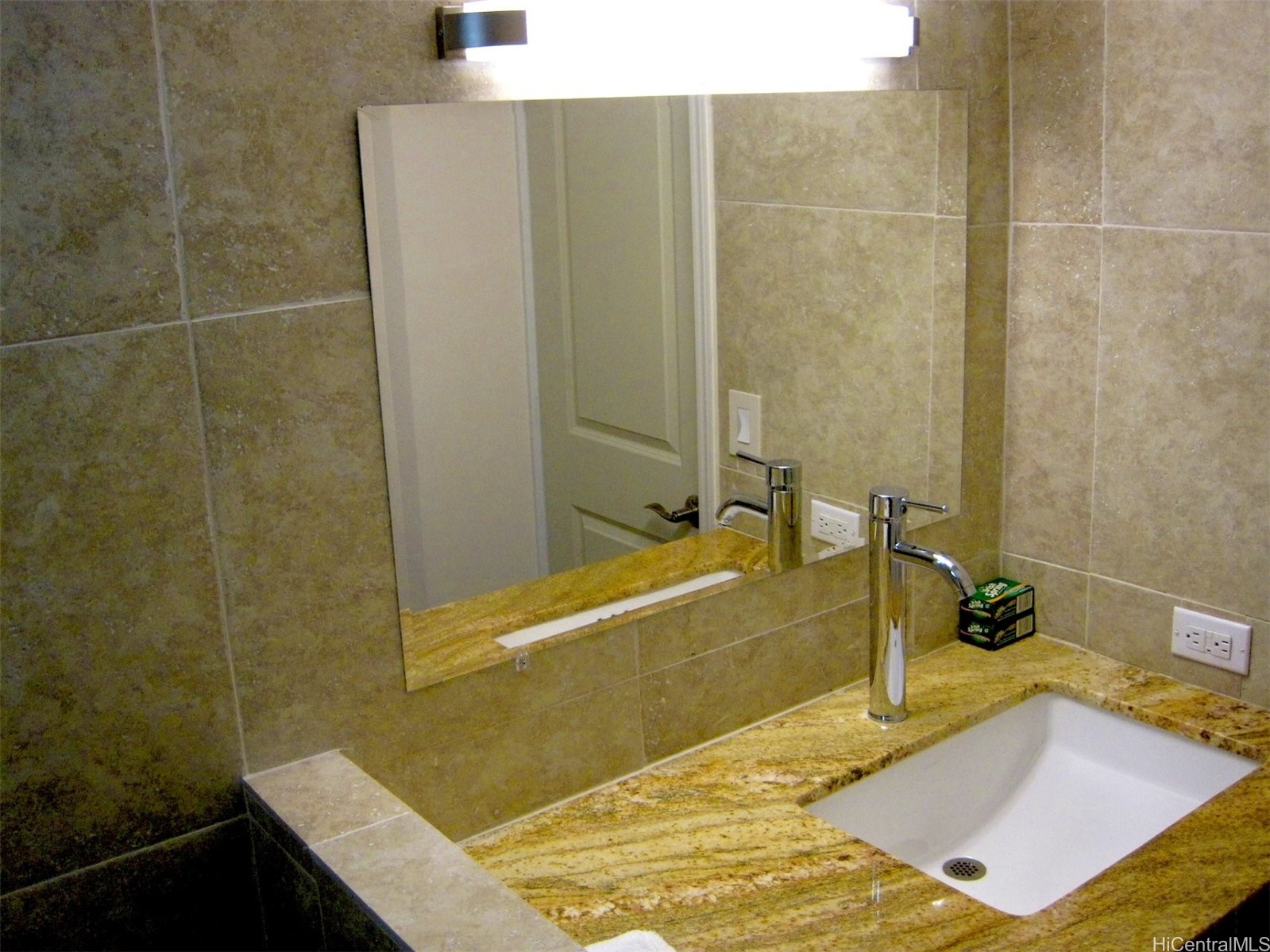 1700 Ala Moana Boulevard 3704 Property Photo 9