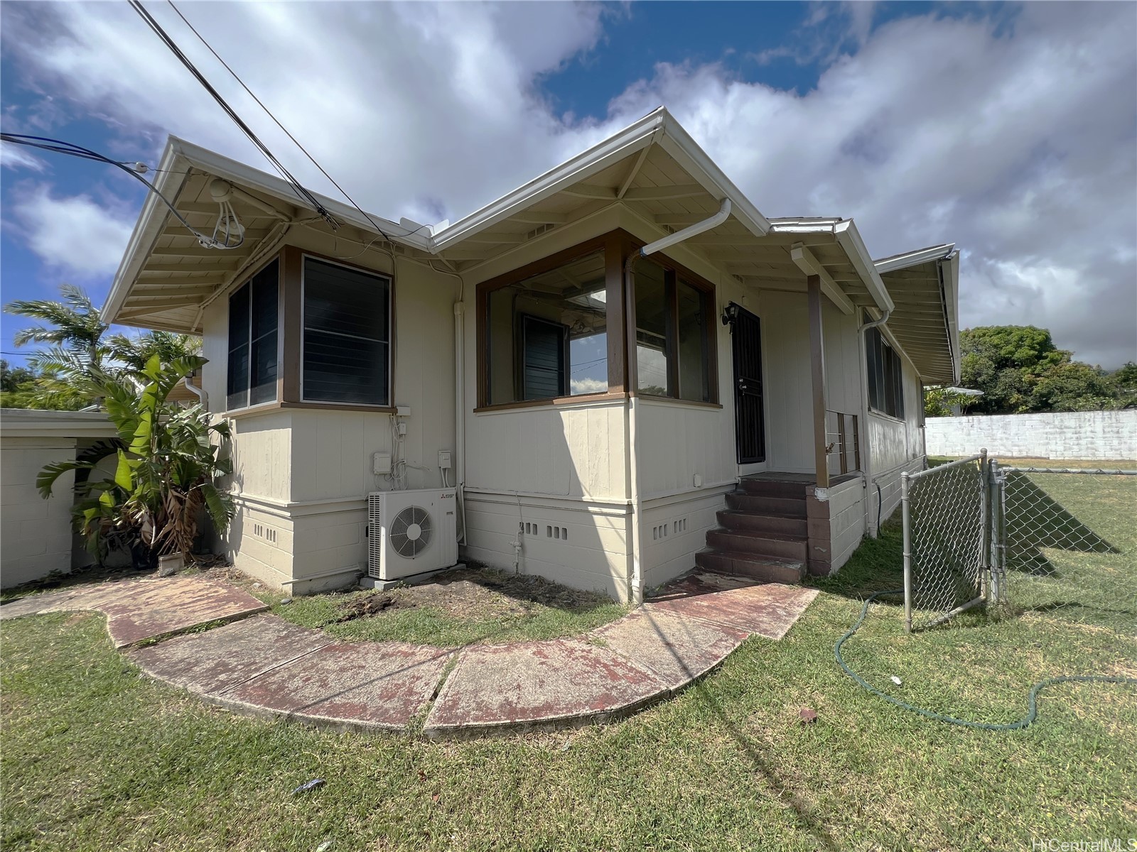 2322 Maile Way Property Photo 1