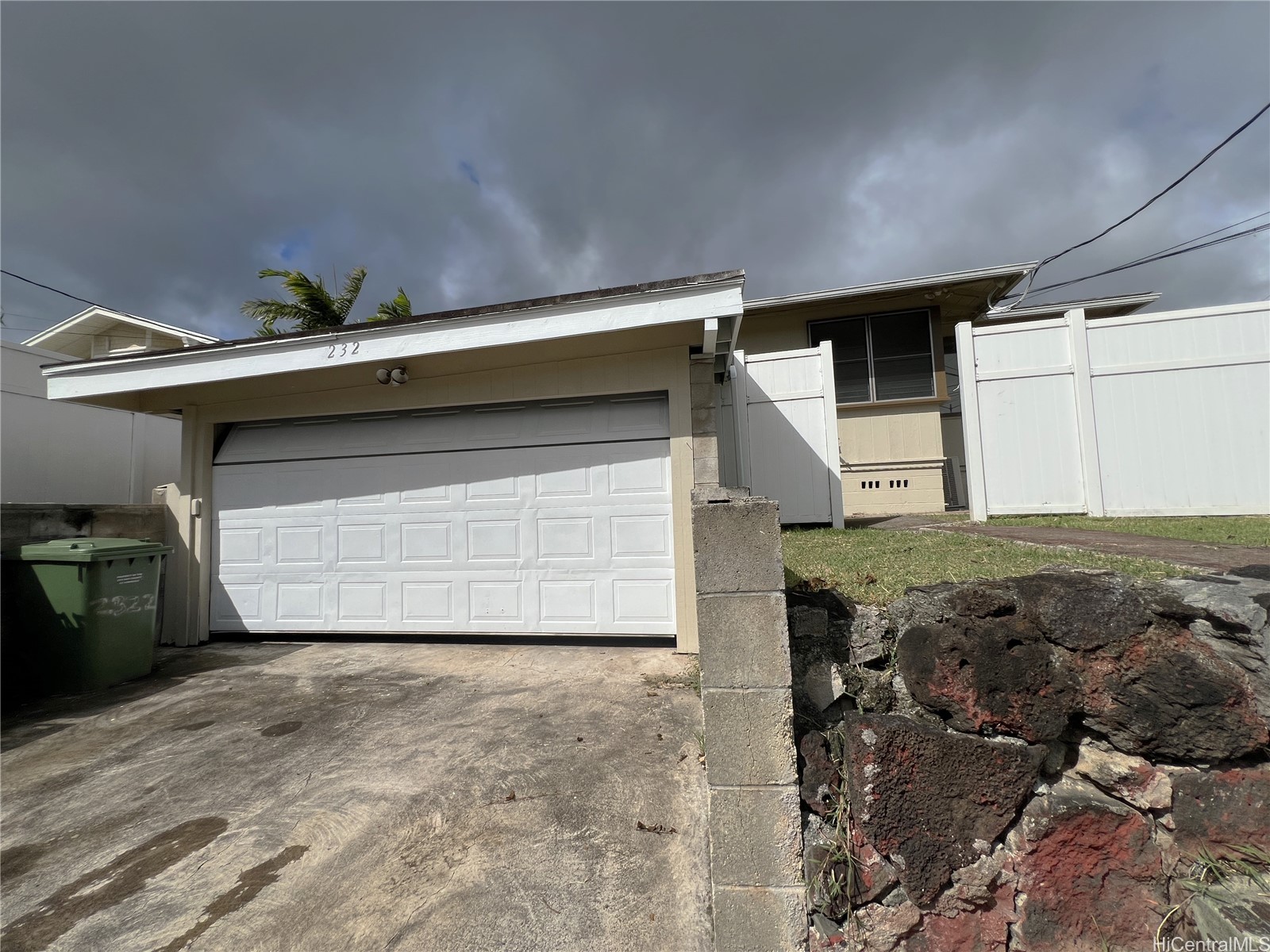 2322 Maile Way Property Photo 2