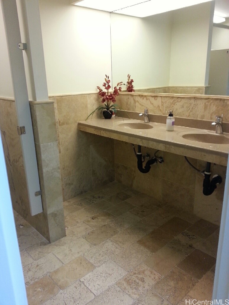 401 Kamakee Street Property Photo 16