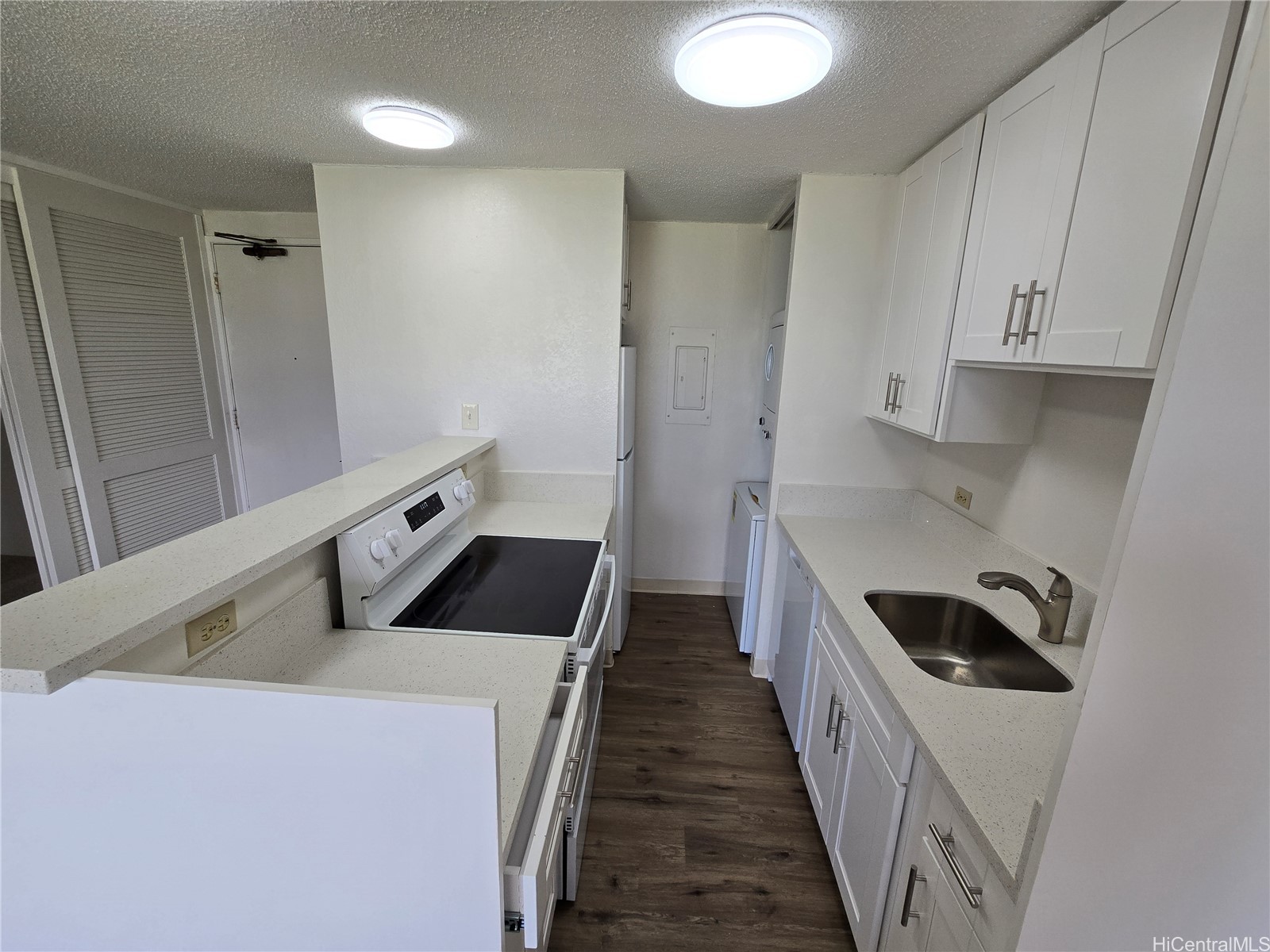 320 Liliuokalani Avenue 2405 Property Photo 1