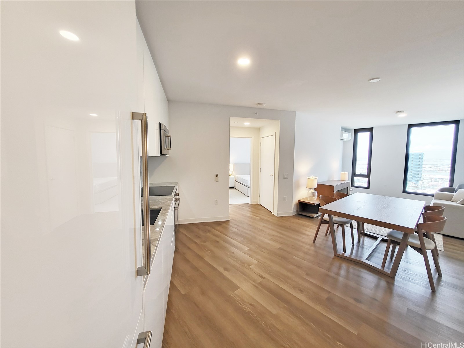 987 Queen Street 3713 Property Photo 2