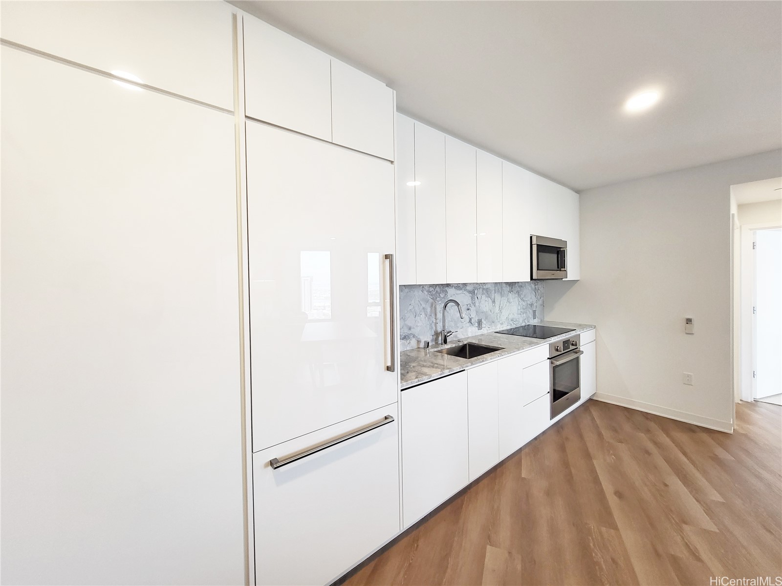 987 Queen Street 3713 Property Photo 3