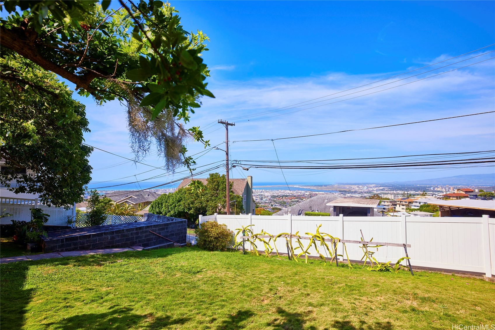 1556 Alewa Drive Property Photo 2