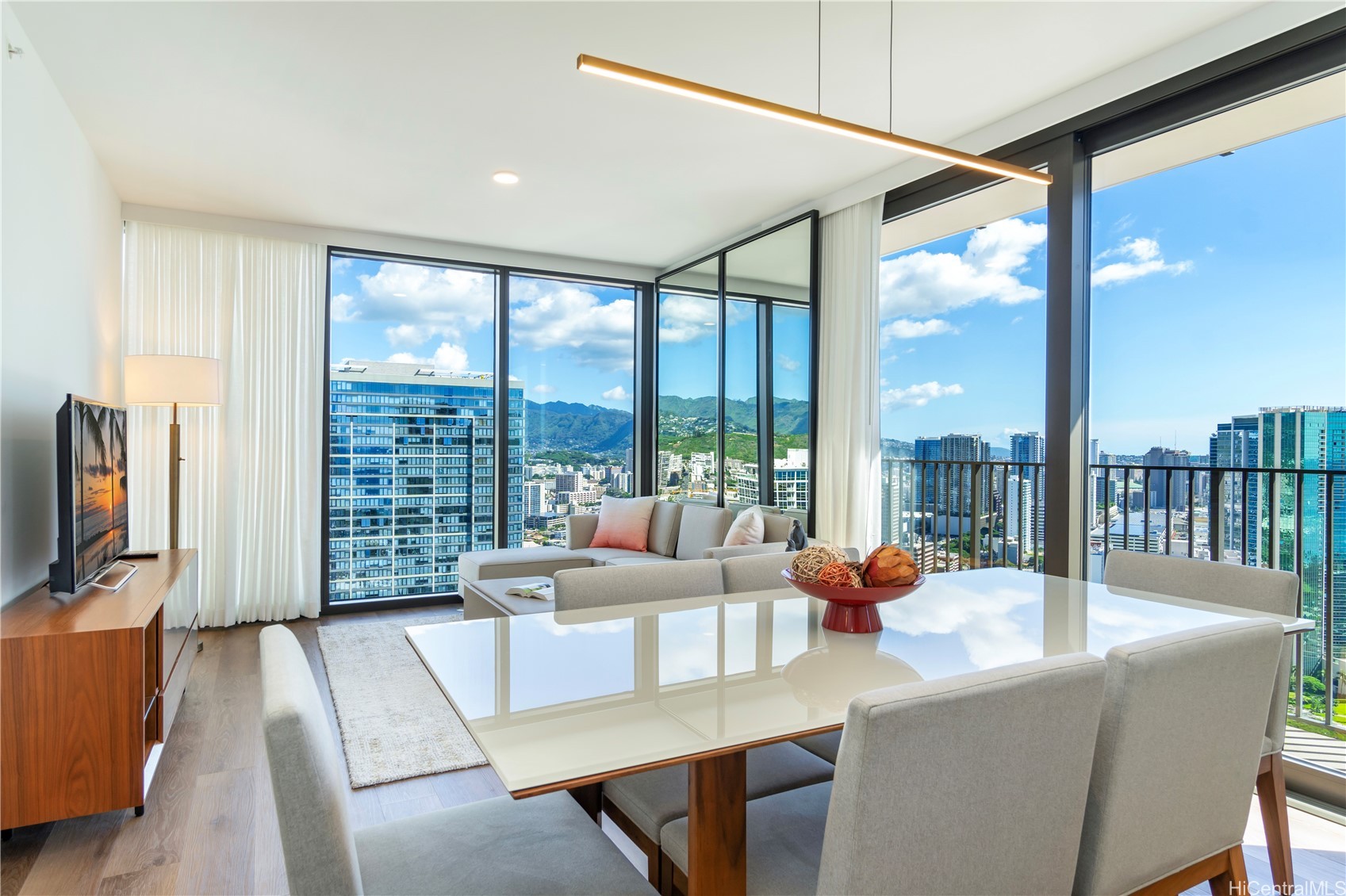 987 Queen Street 3714 Property Photo 4