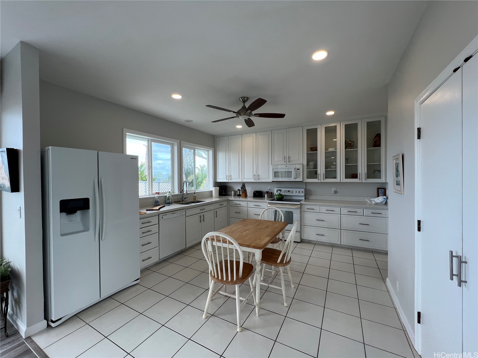 864 Aalapapa Drive Property Photo 4