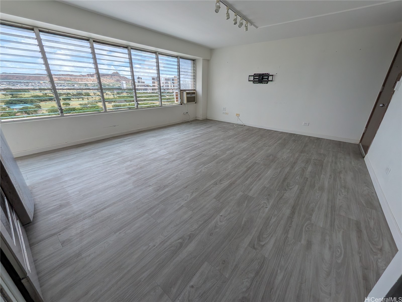 2525 Date Street 1802 Property Photo 2