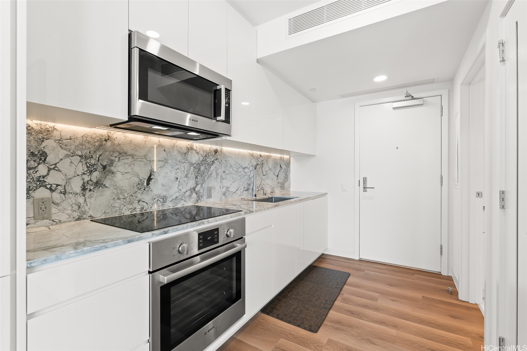 987 Queen Street 3116 Property Photo 5