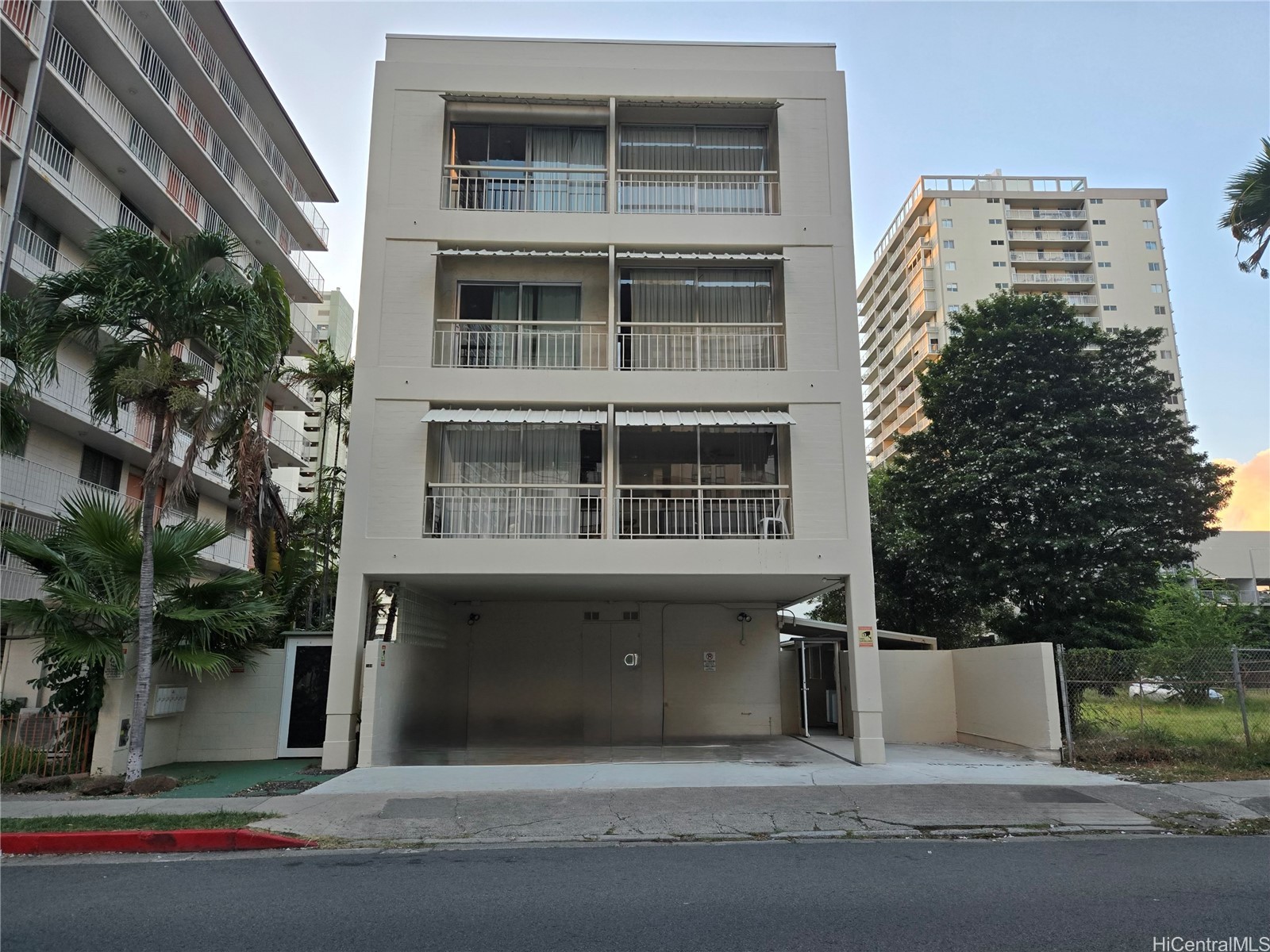 240 Liliuokalani Avenue 302 Property Photo 1