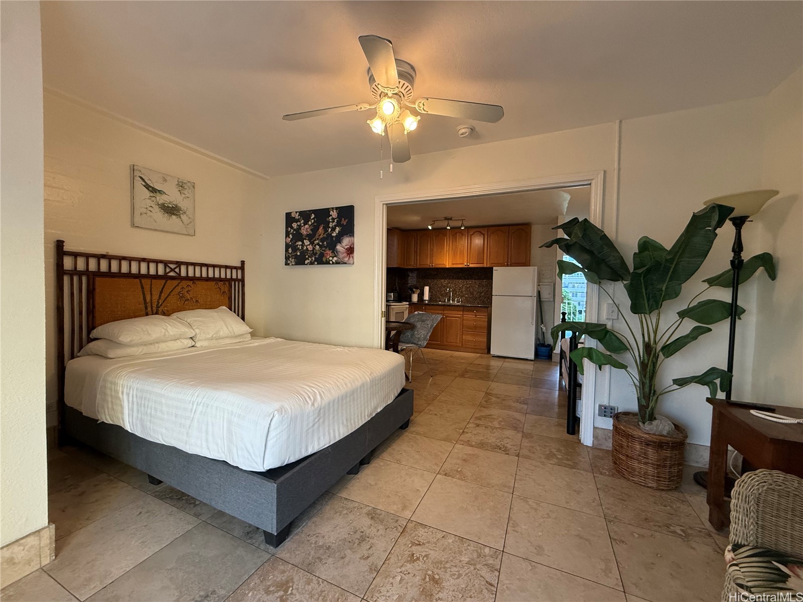 240 Liliuokalani Avenue 302 Property Photo 1