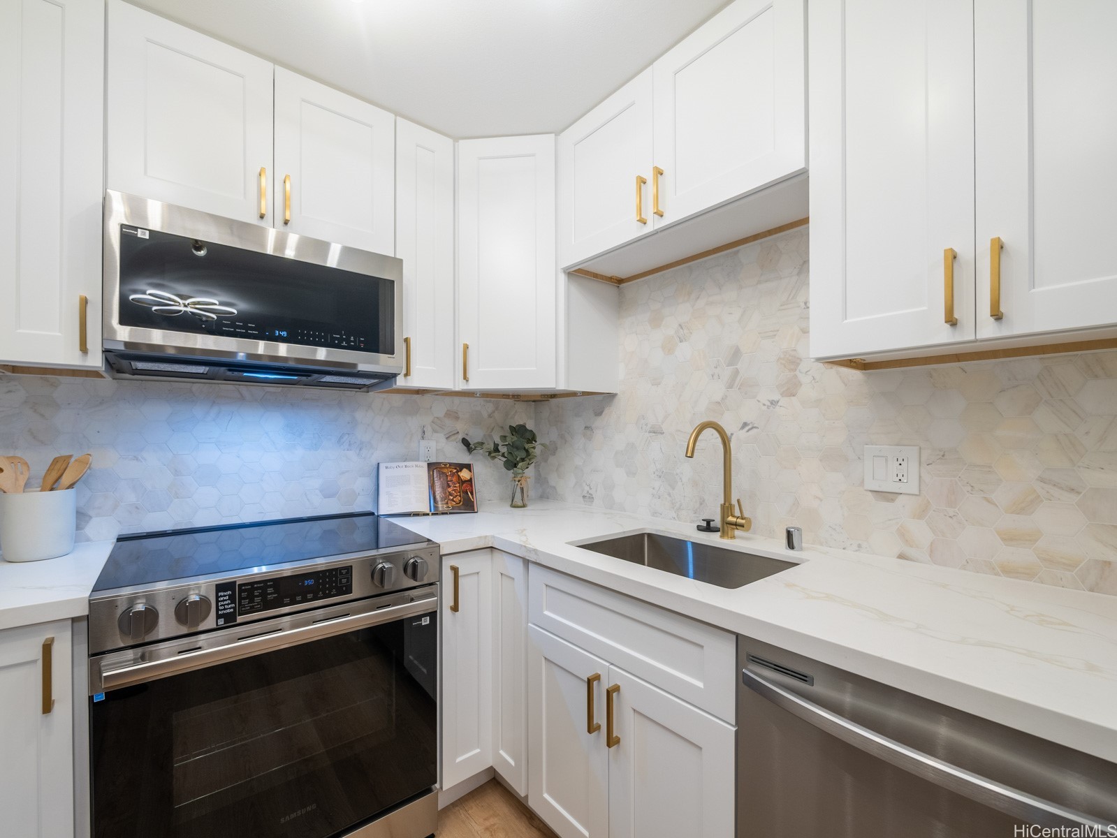 572 Mananai Place 20v Property Photo 9