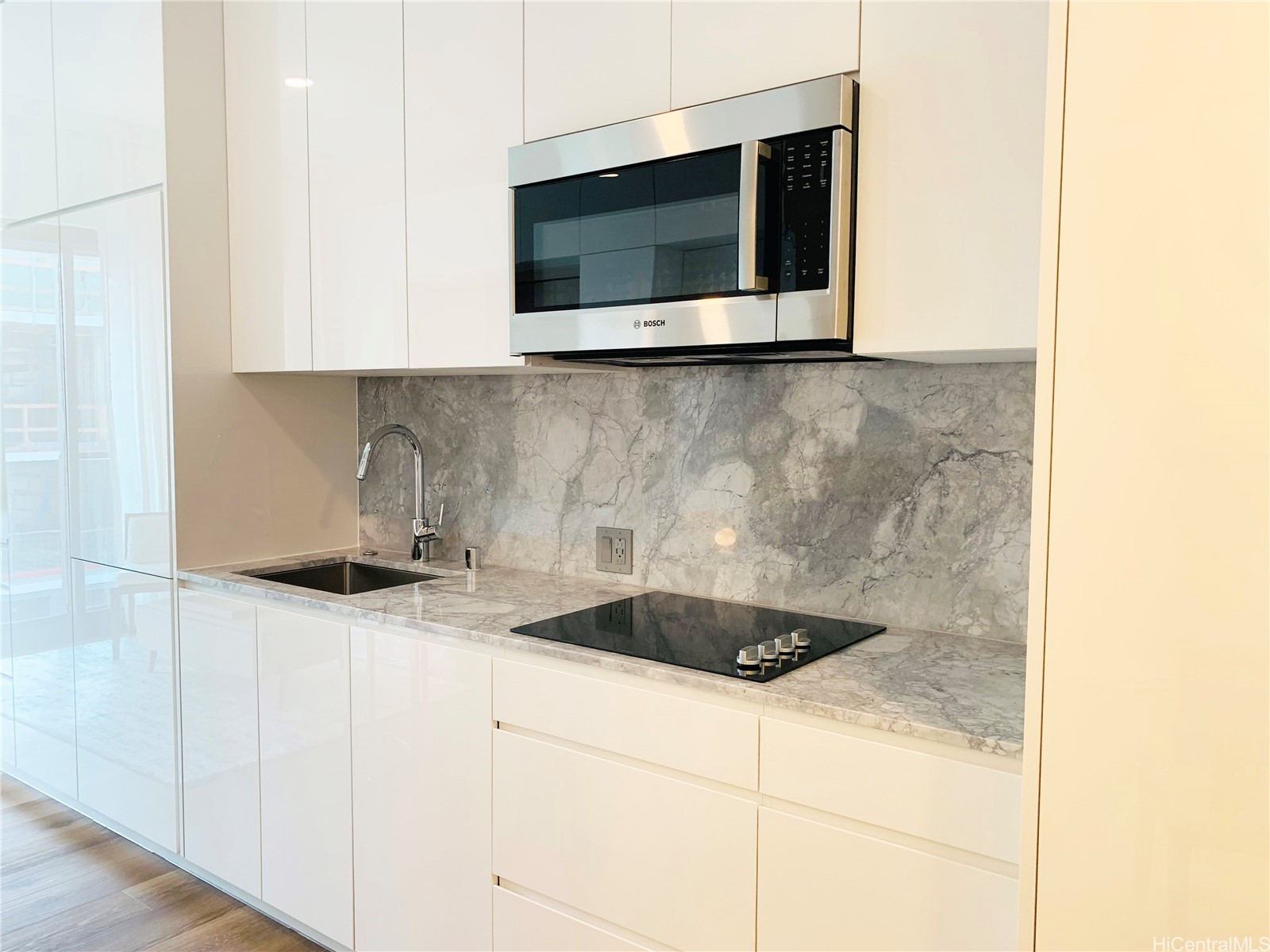 987 Queen Street 725 Property Photo 5