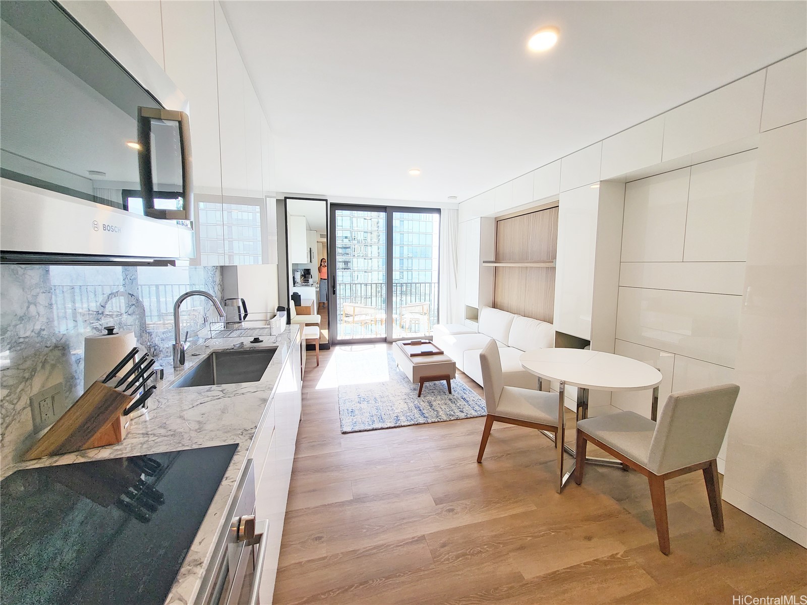 987 Queen Street 3406 Property Photo 2