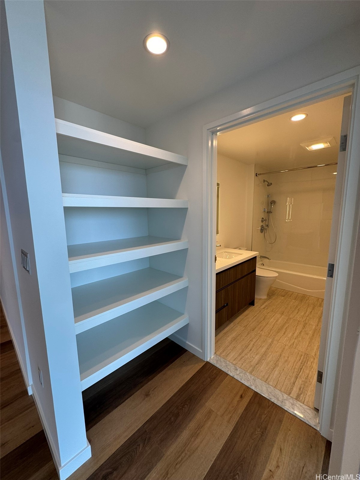 1515 Liona Street Property Photo 8