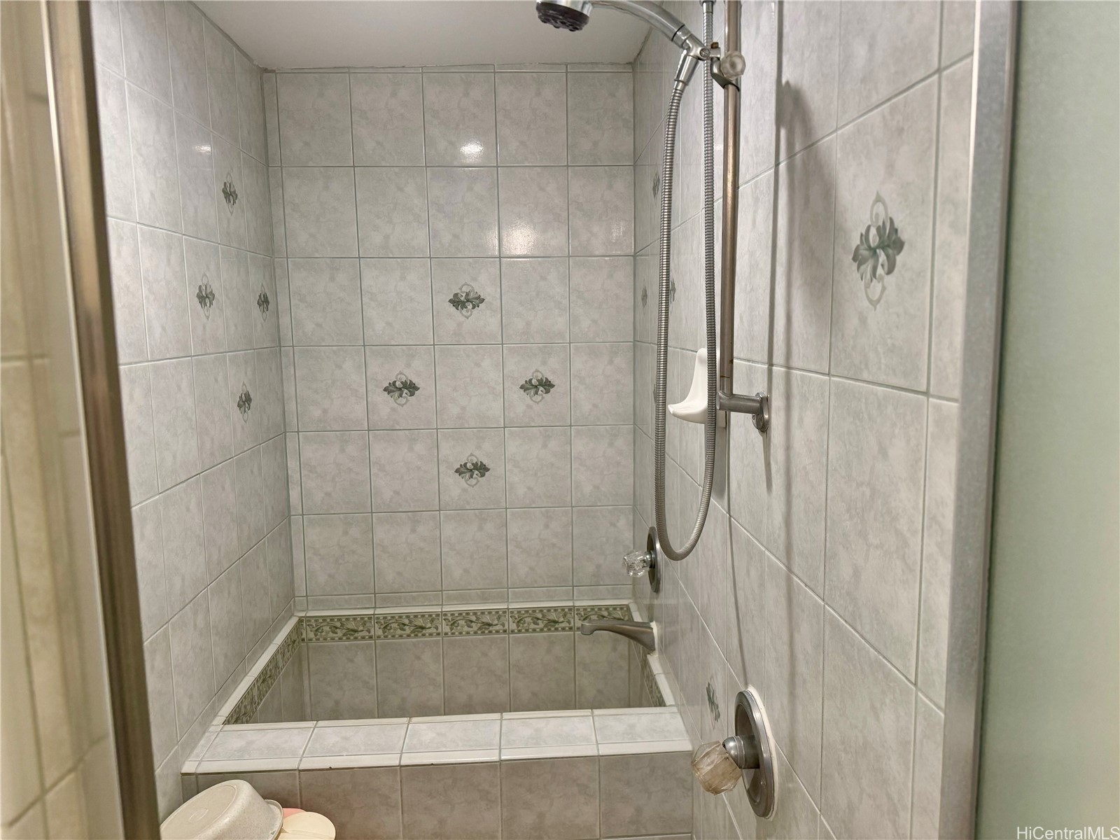 2440 Kuhio Avenue 705 Property Photo 7