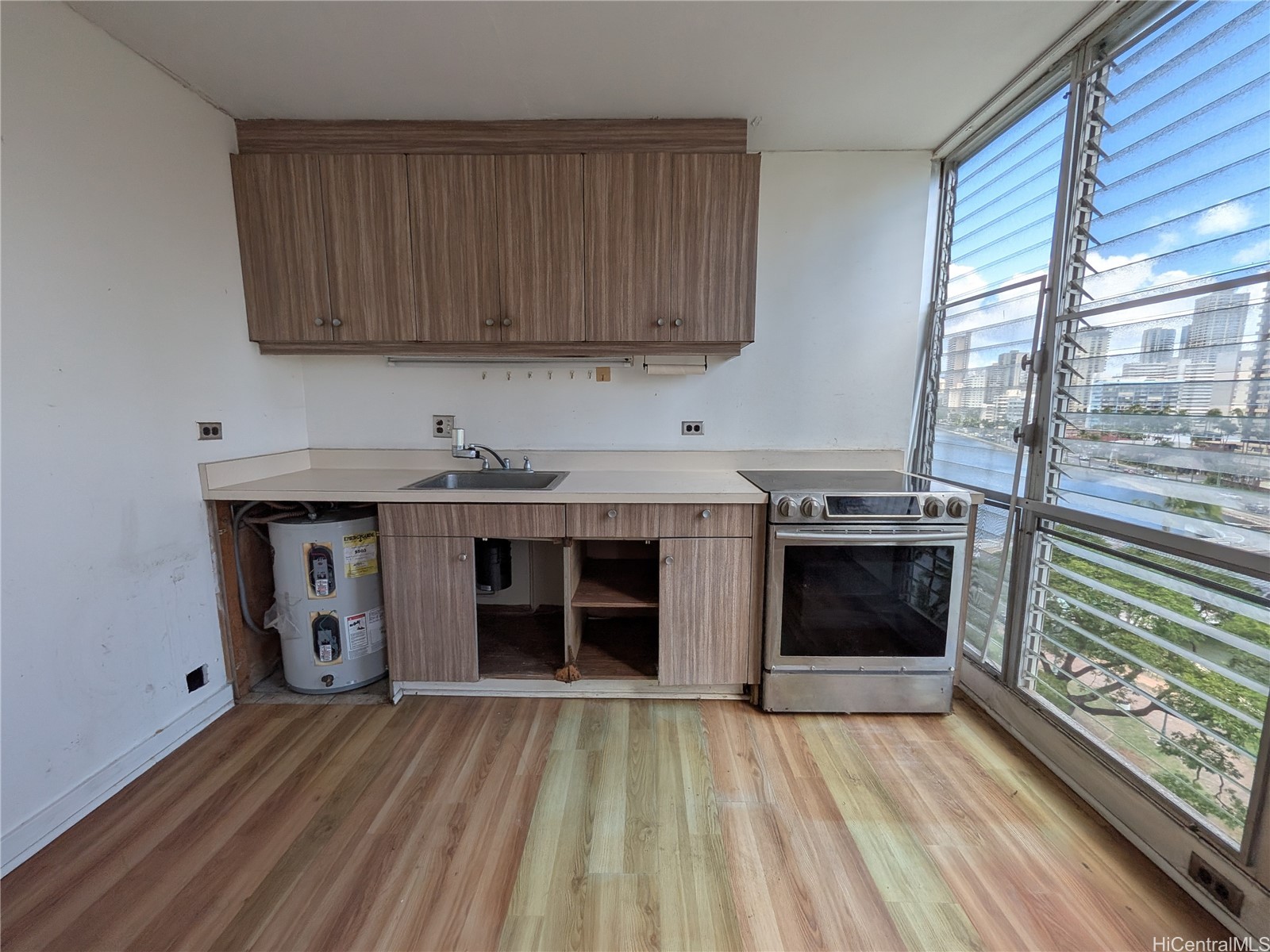 620 Mccully Street 903 Property Photo 4