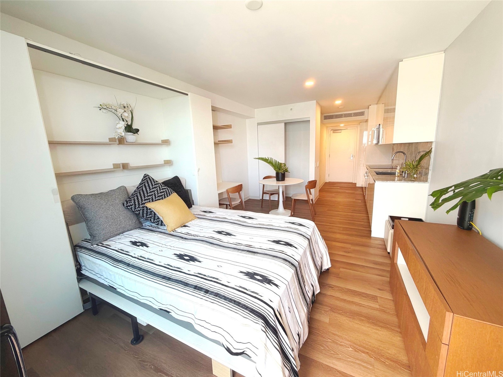 987 Queen Street 2809 Property Photo 1