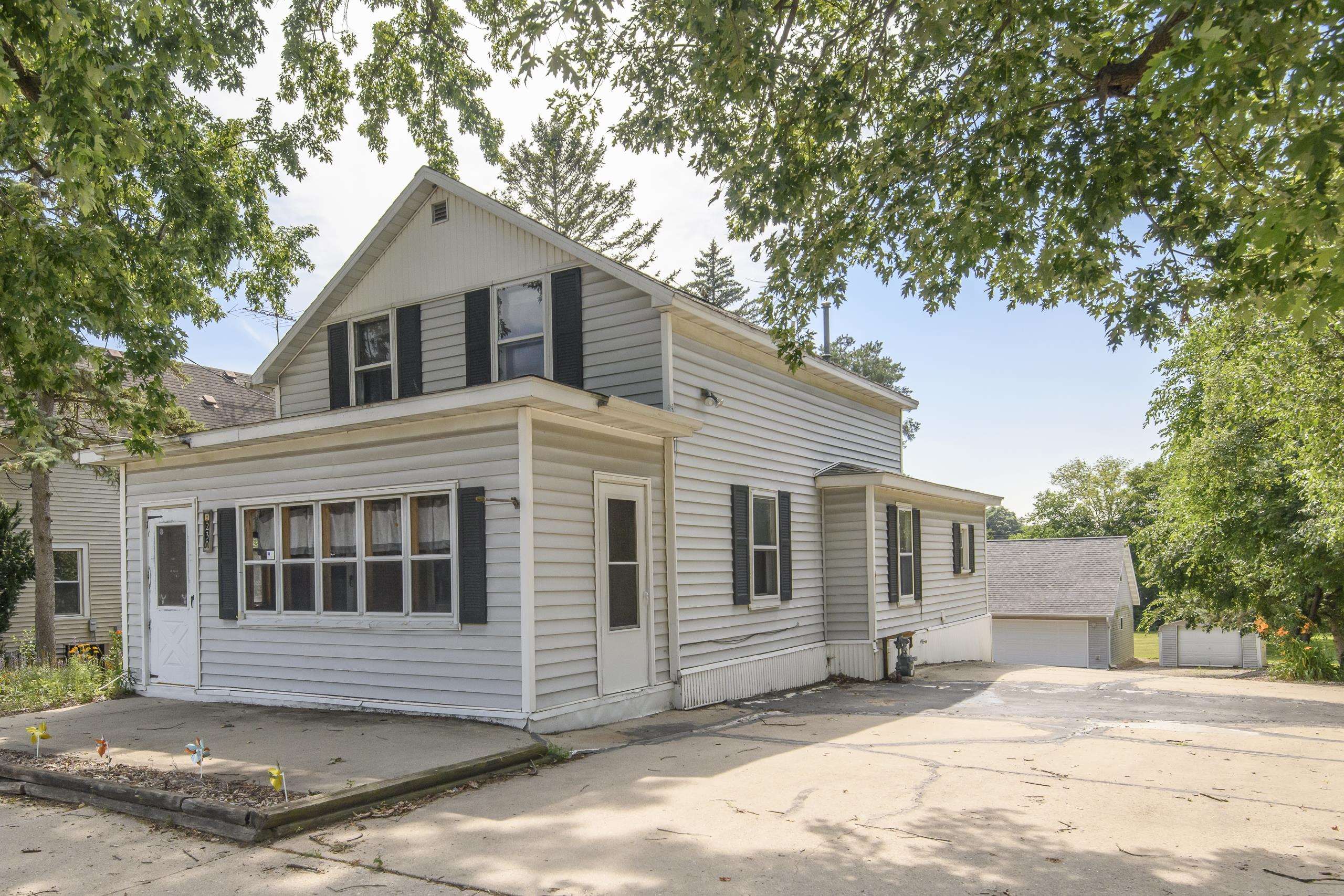230 N Watertown Street Property Photo 1