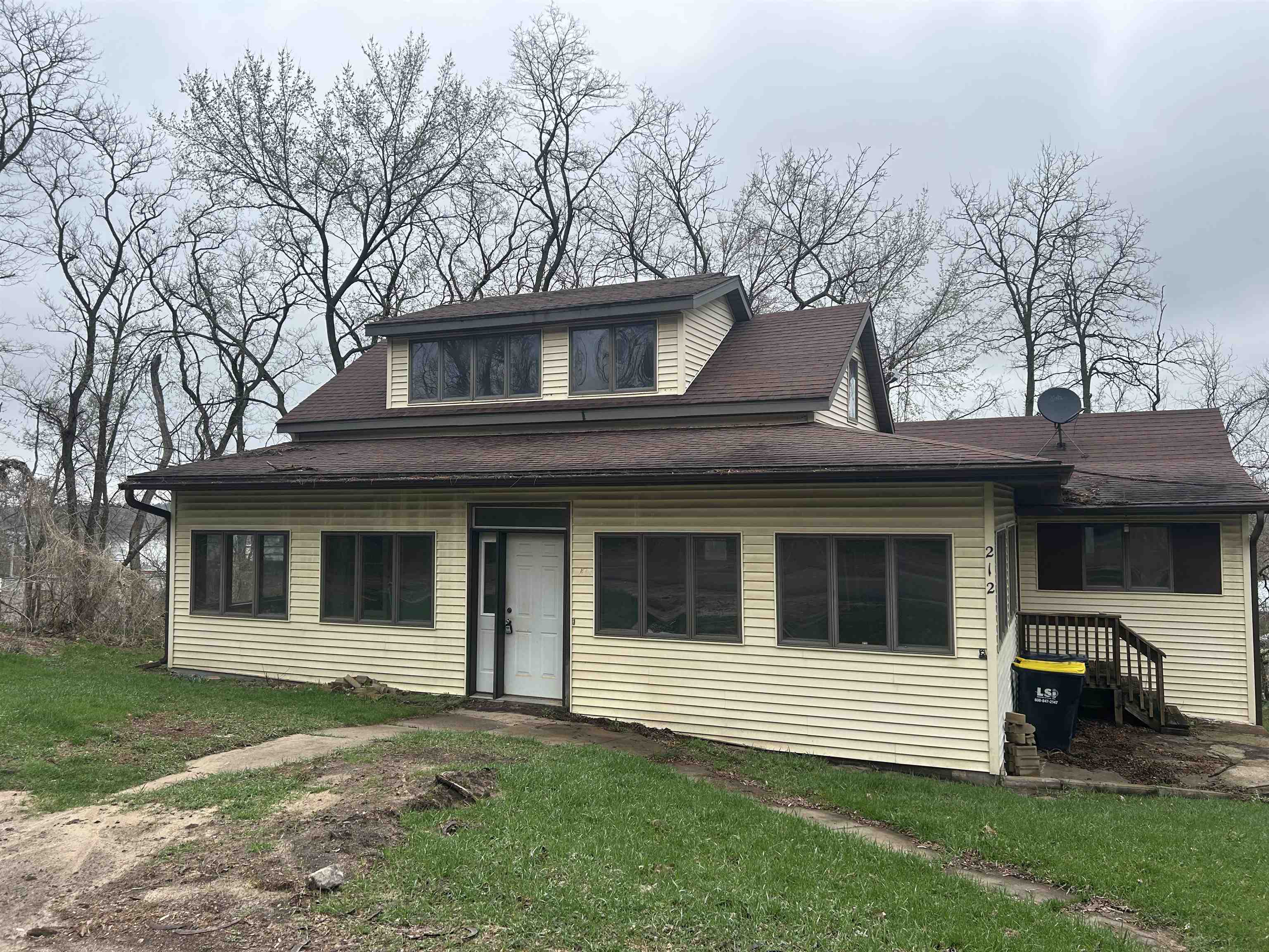 212 Center Avenue Property Photo 1
