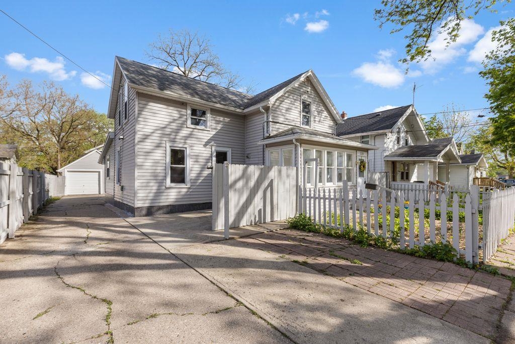 1119 DEWEY Avenue