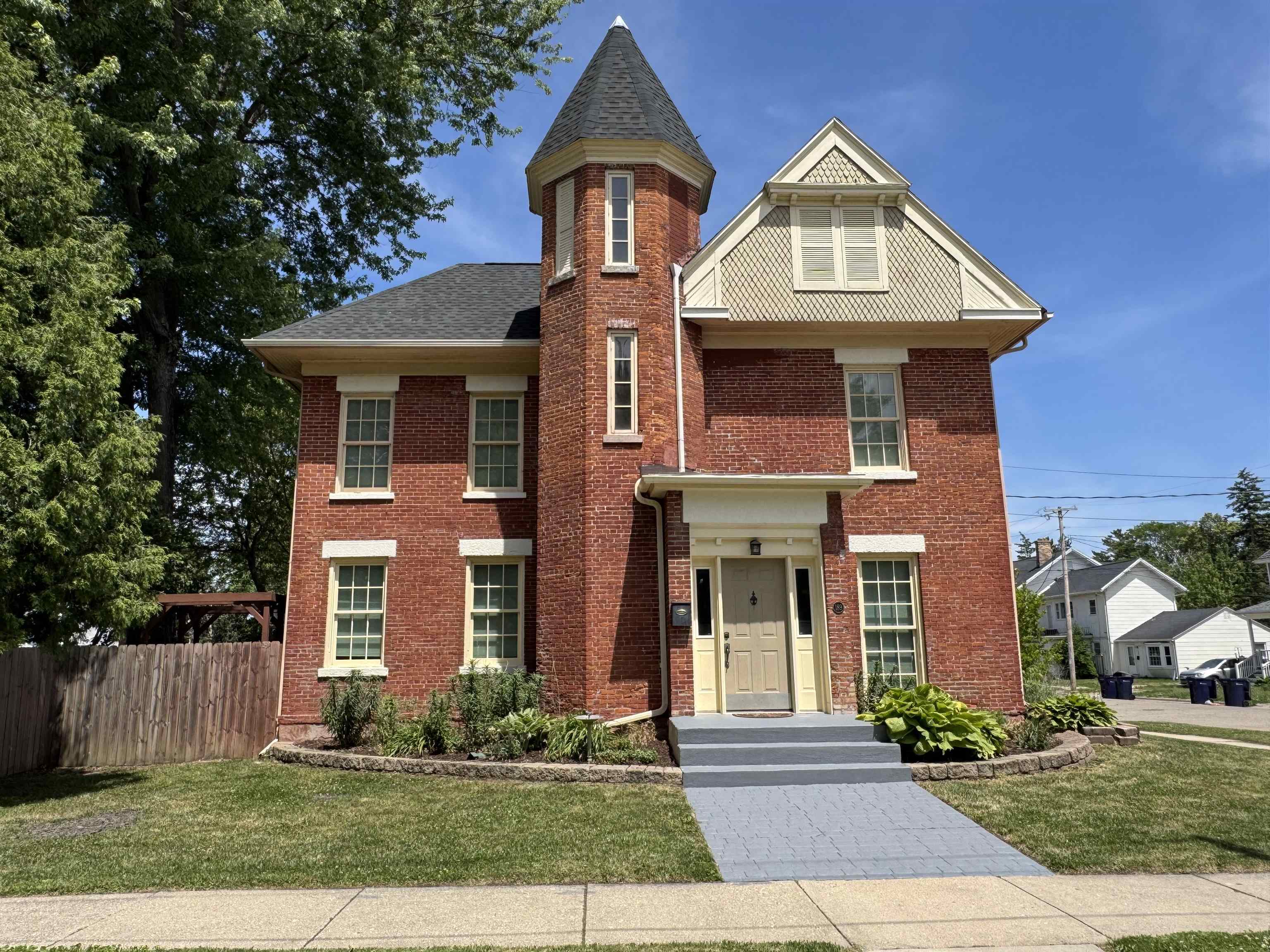 189 S High Street Property Photo 1