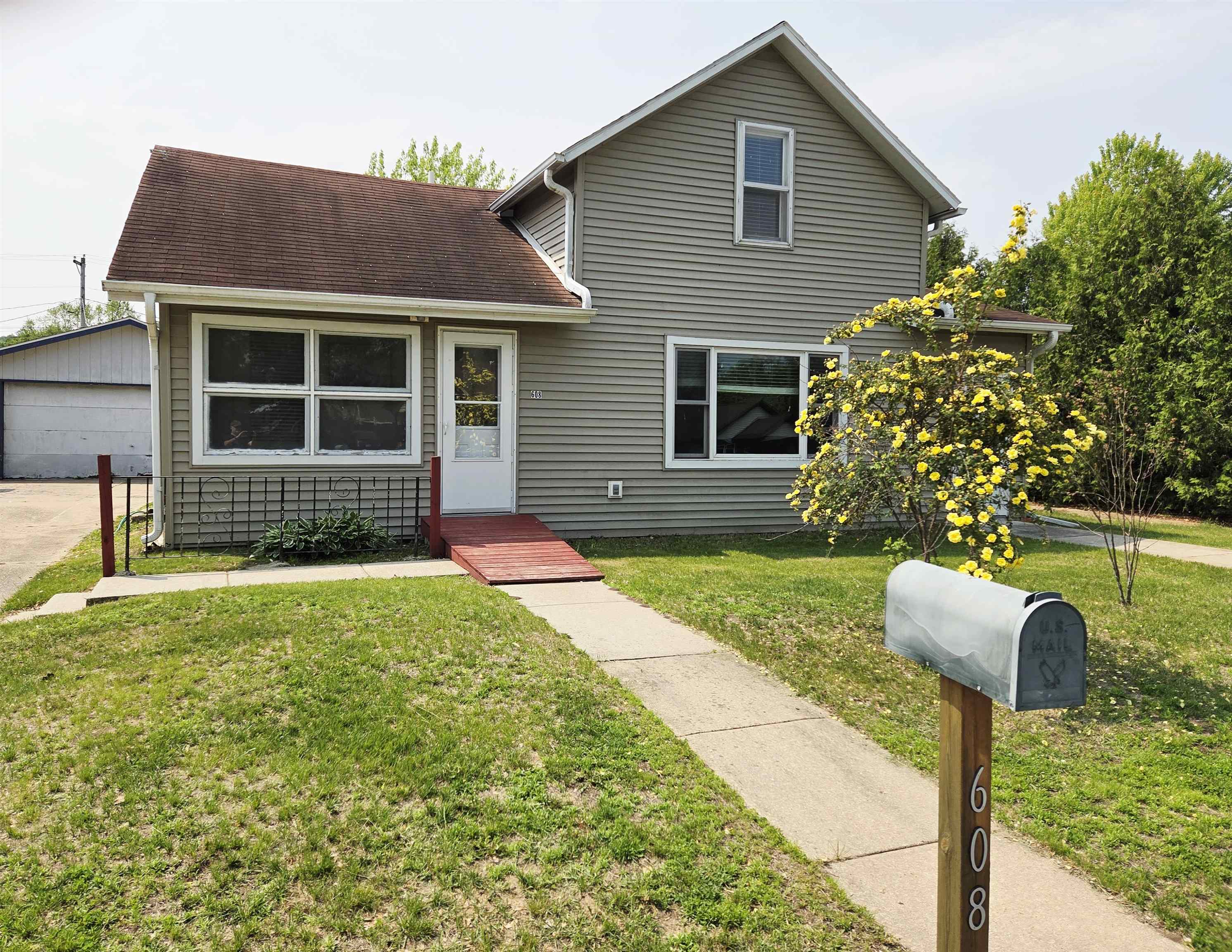 608 E Legrand Street Property Photo 1