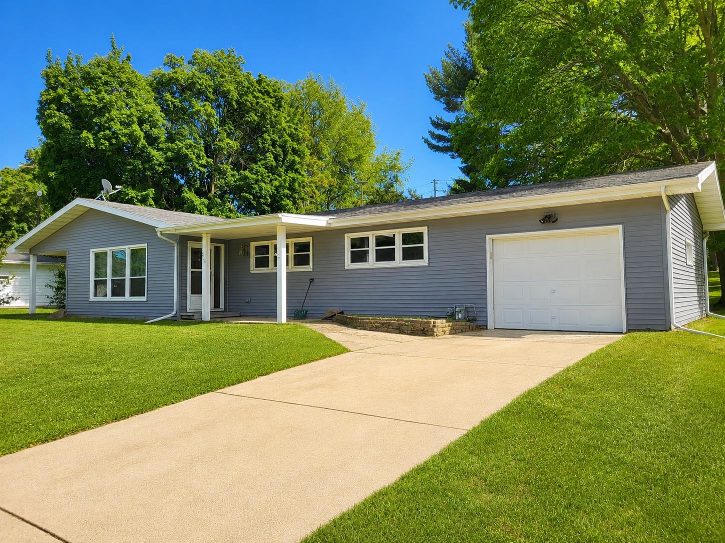 223 E Wisconsin Avenue Property Photo 1