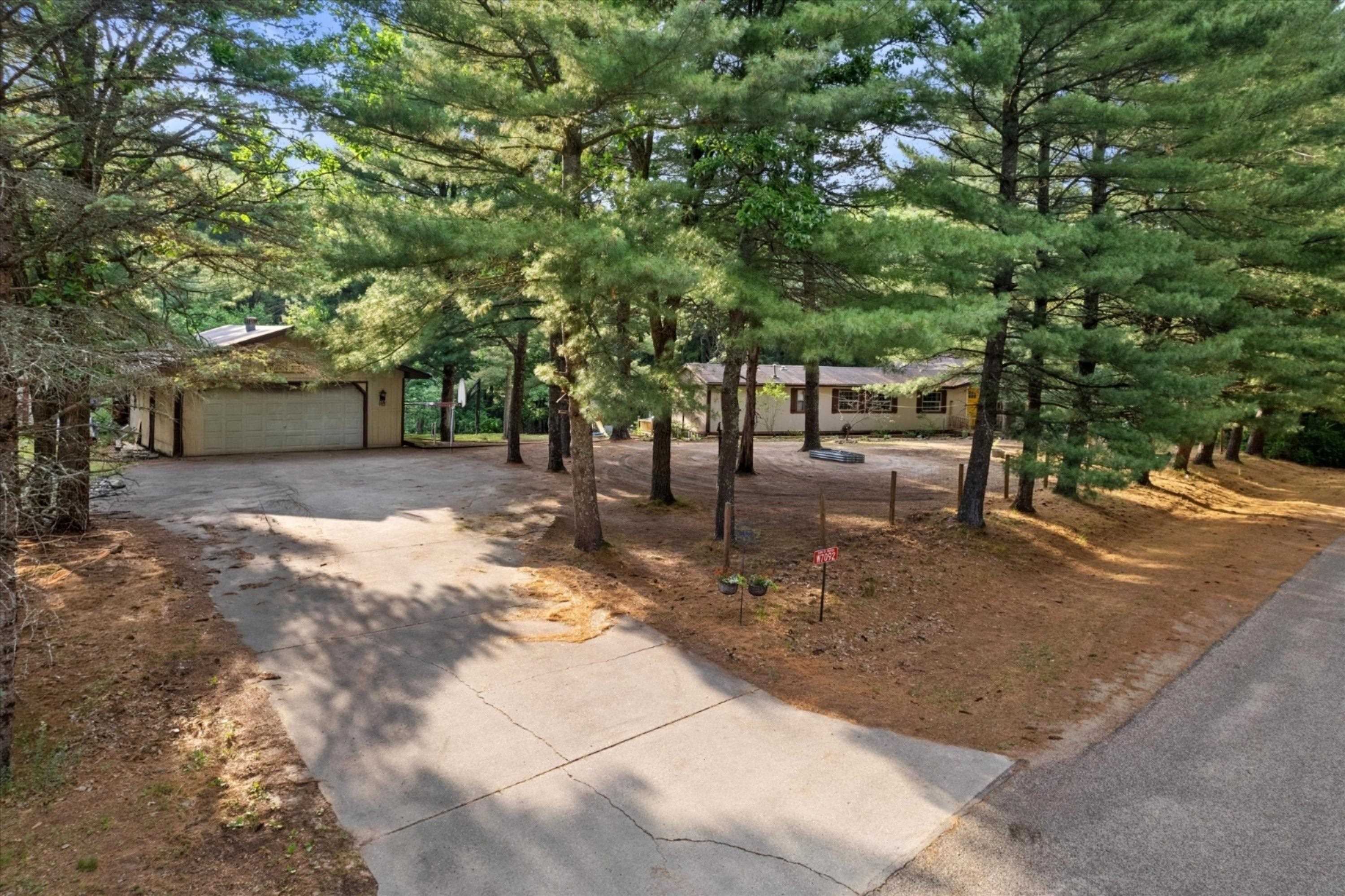 W7092 N Oakwood Circle Property Photo 1