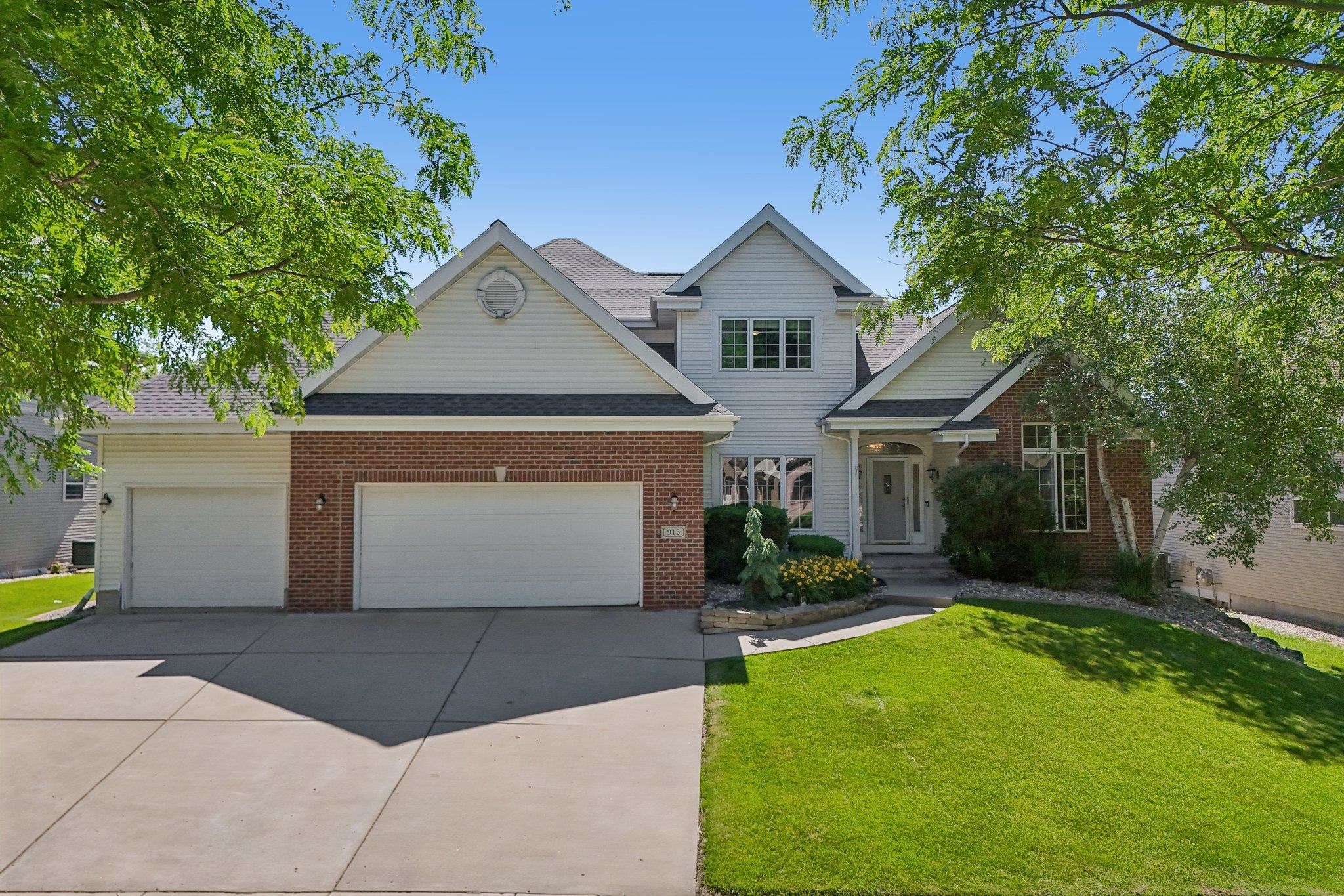 913 Countryside Crossing Property Photo 1