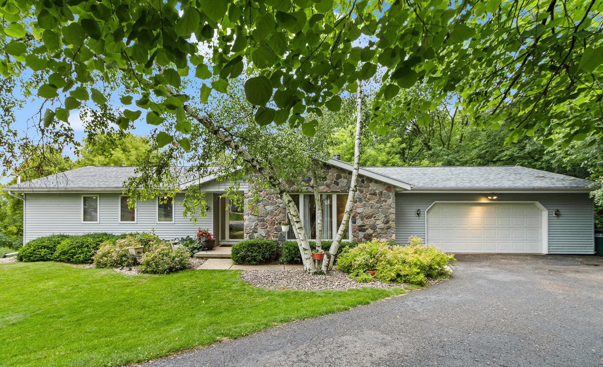 860 Iroquois Circle Property Photo 1