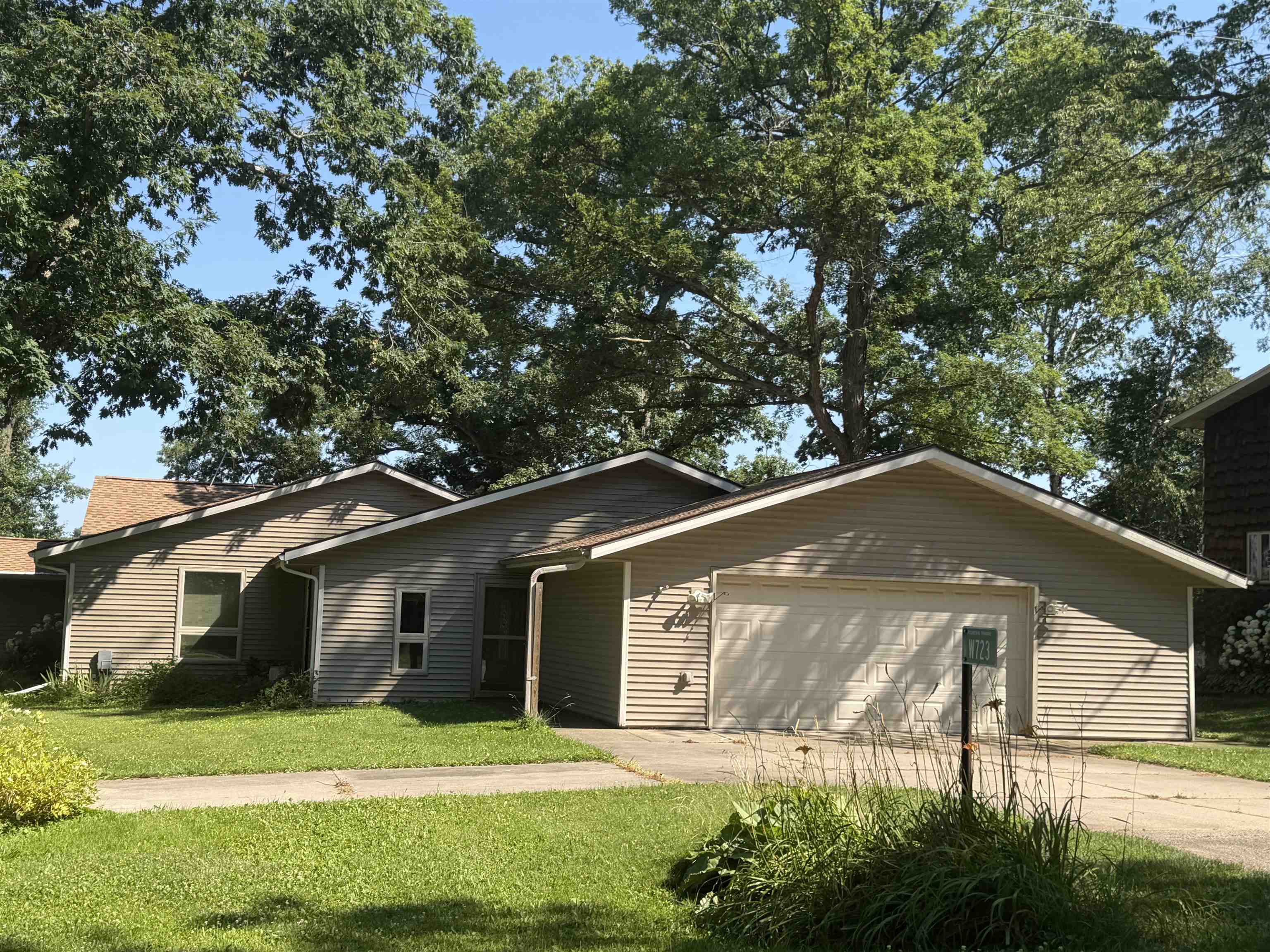 W723 Oak Shore Drive Property Photo 1