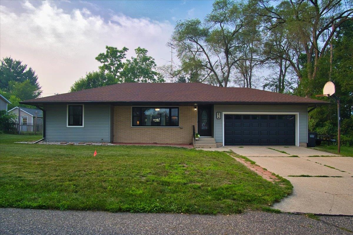 214 Breezy Point Drive Property Photo 1
