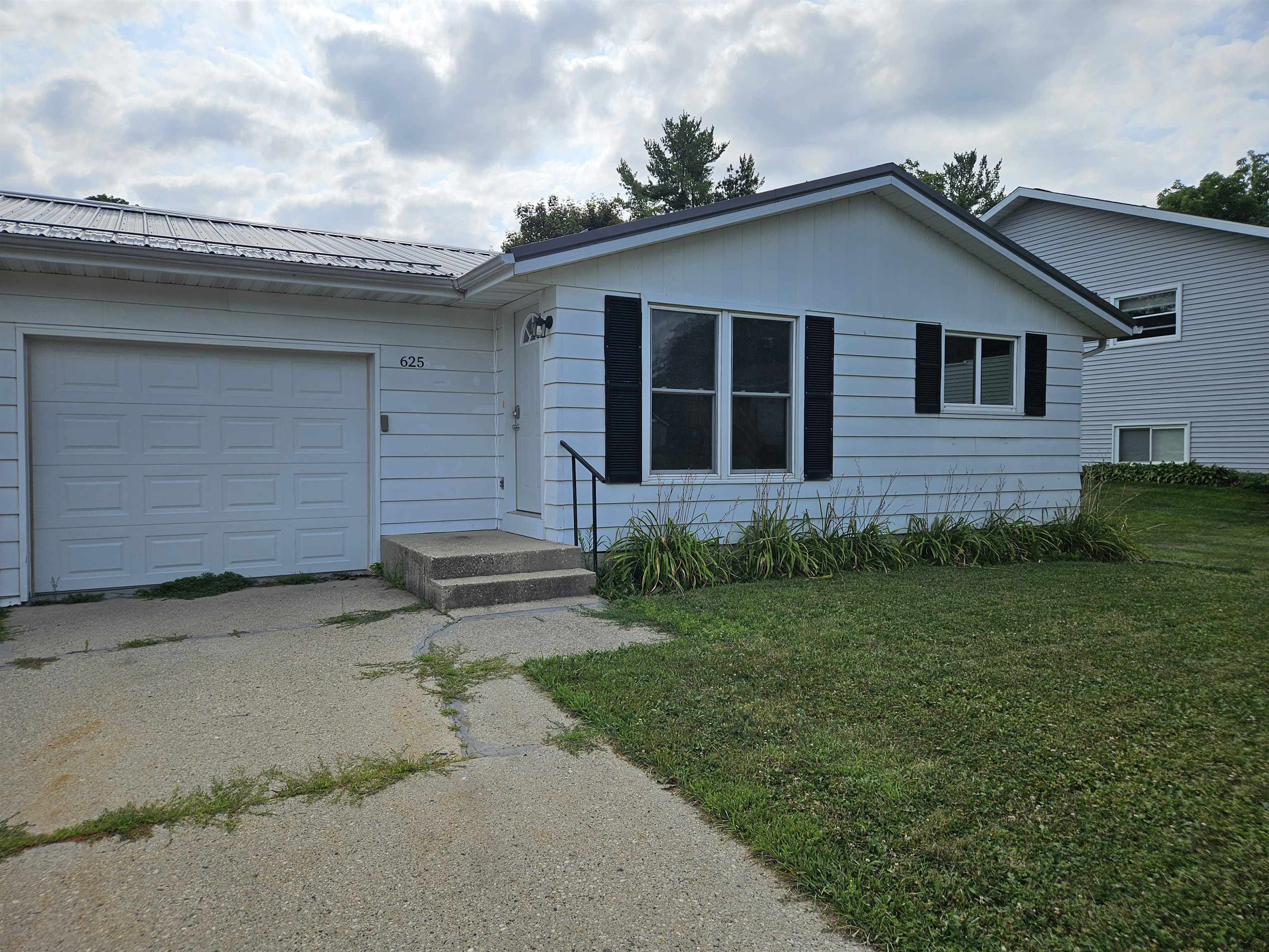 625 Cross Street Property Photo 1