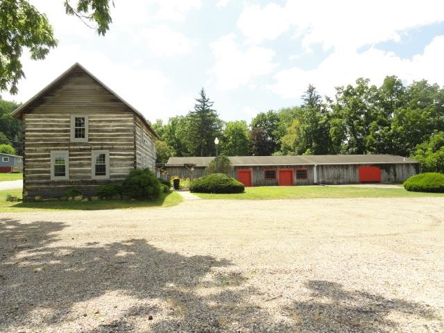 133 E Commercial St Property Photo 1