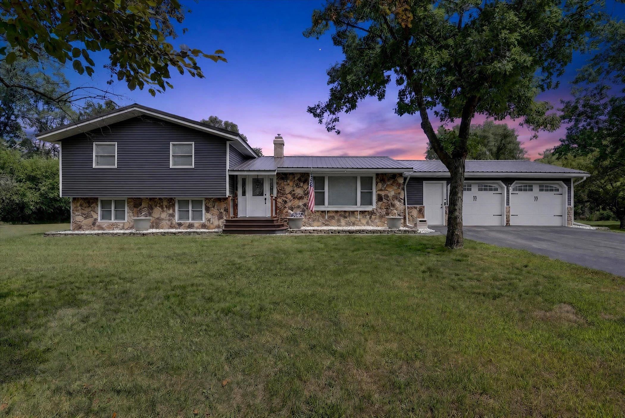 2302 N Airport Road Property Photo 1