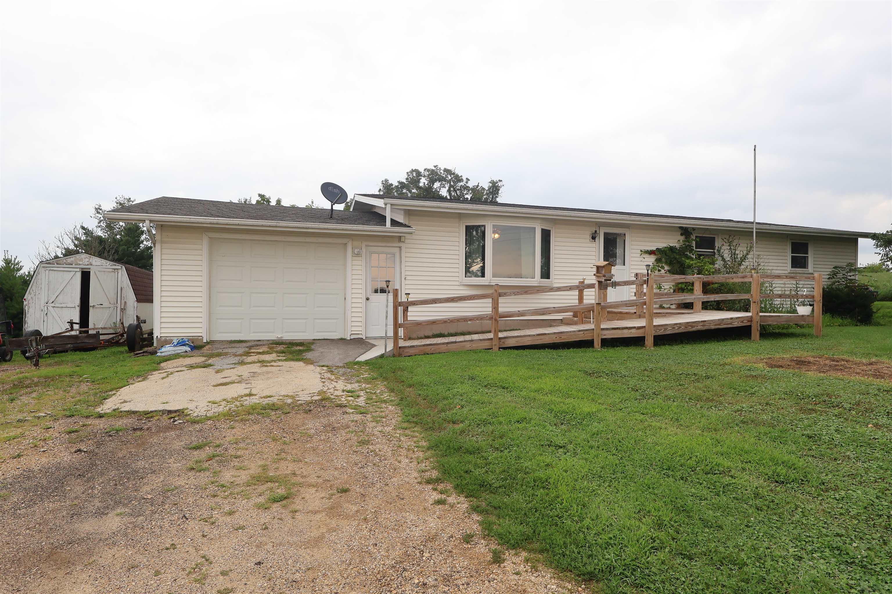 9158 Hwy 81 Property Photo 1