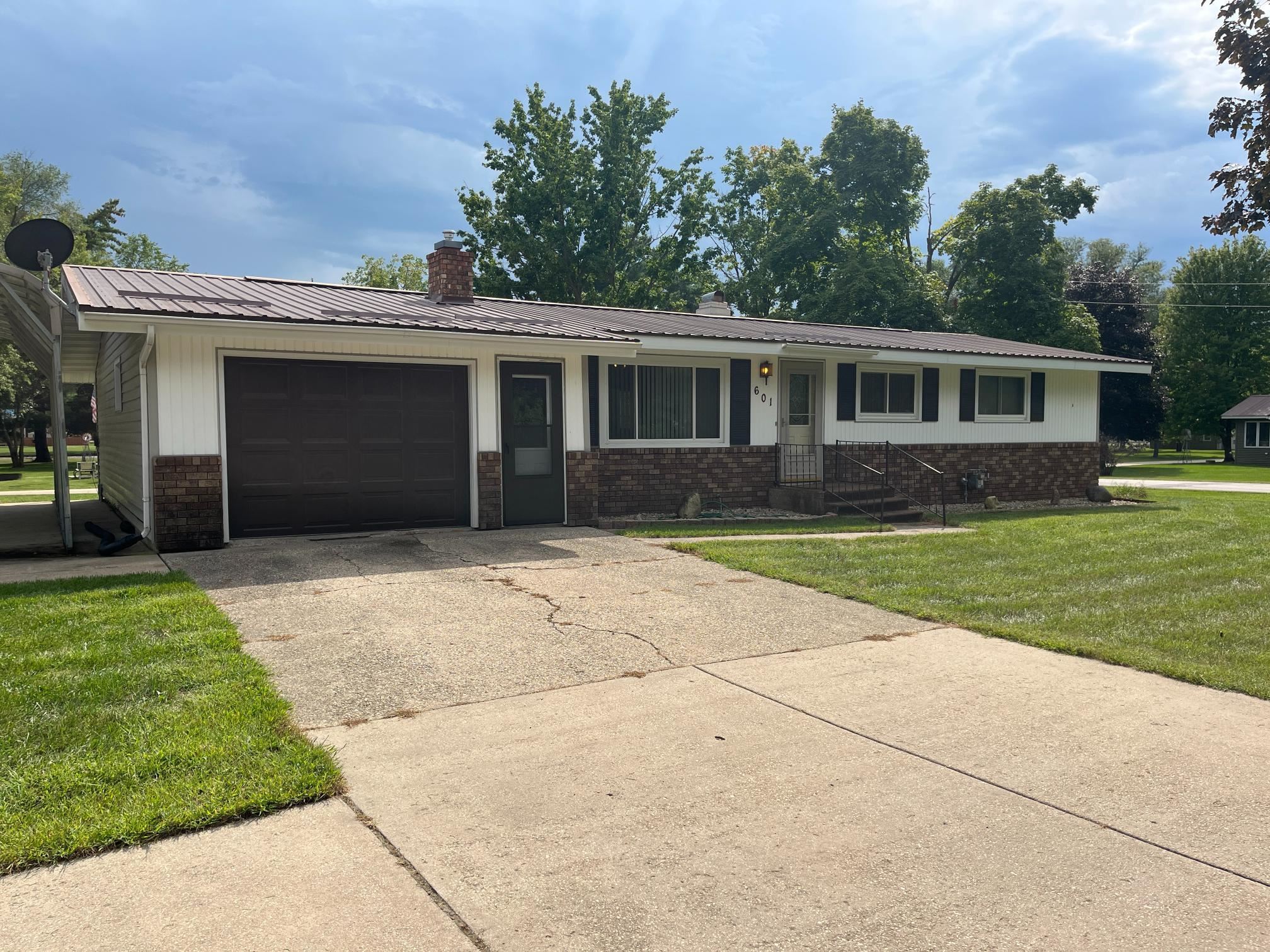 601 Clyde Street Property Photo 1