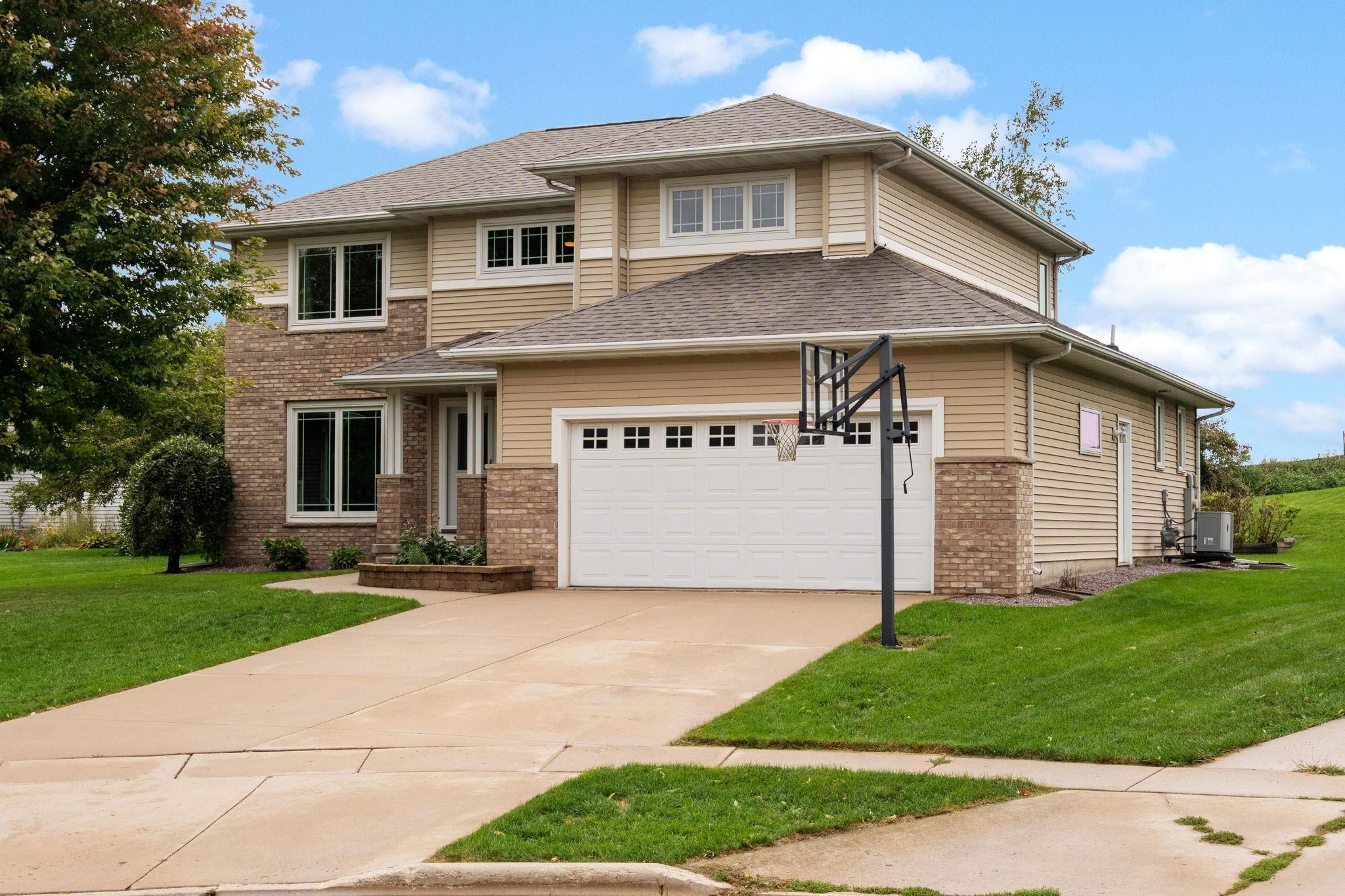 1716 Oakridge Court