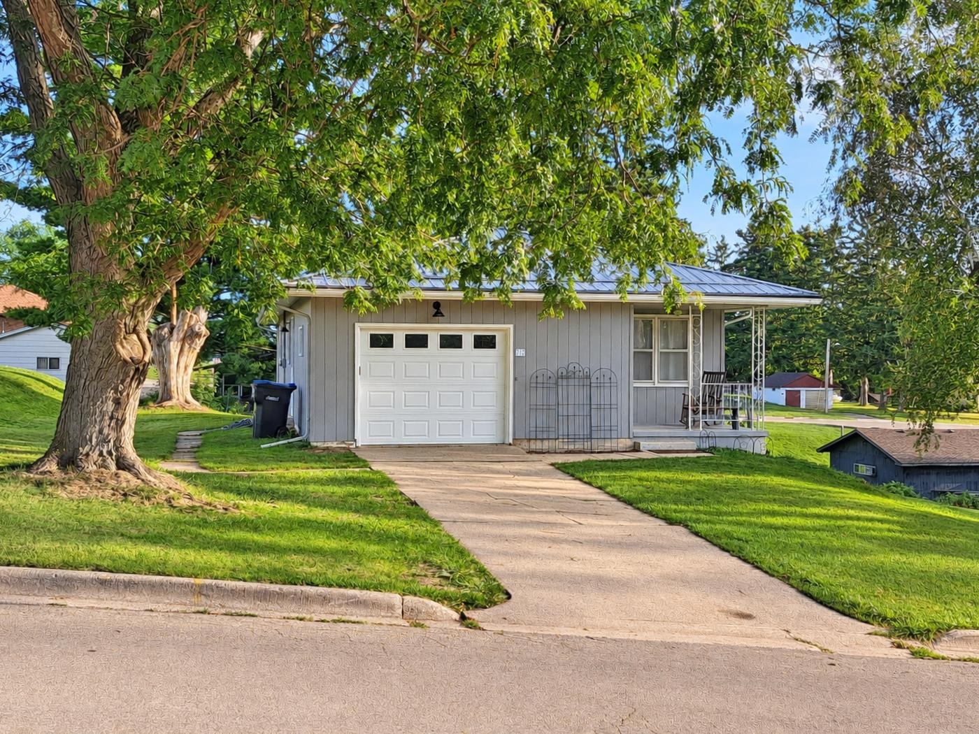 712 10th Avenue Property Photo 1