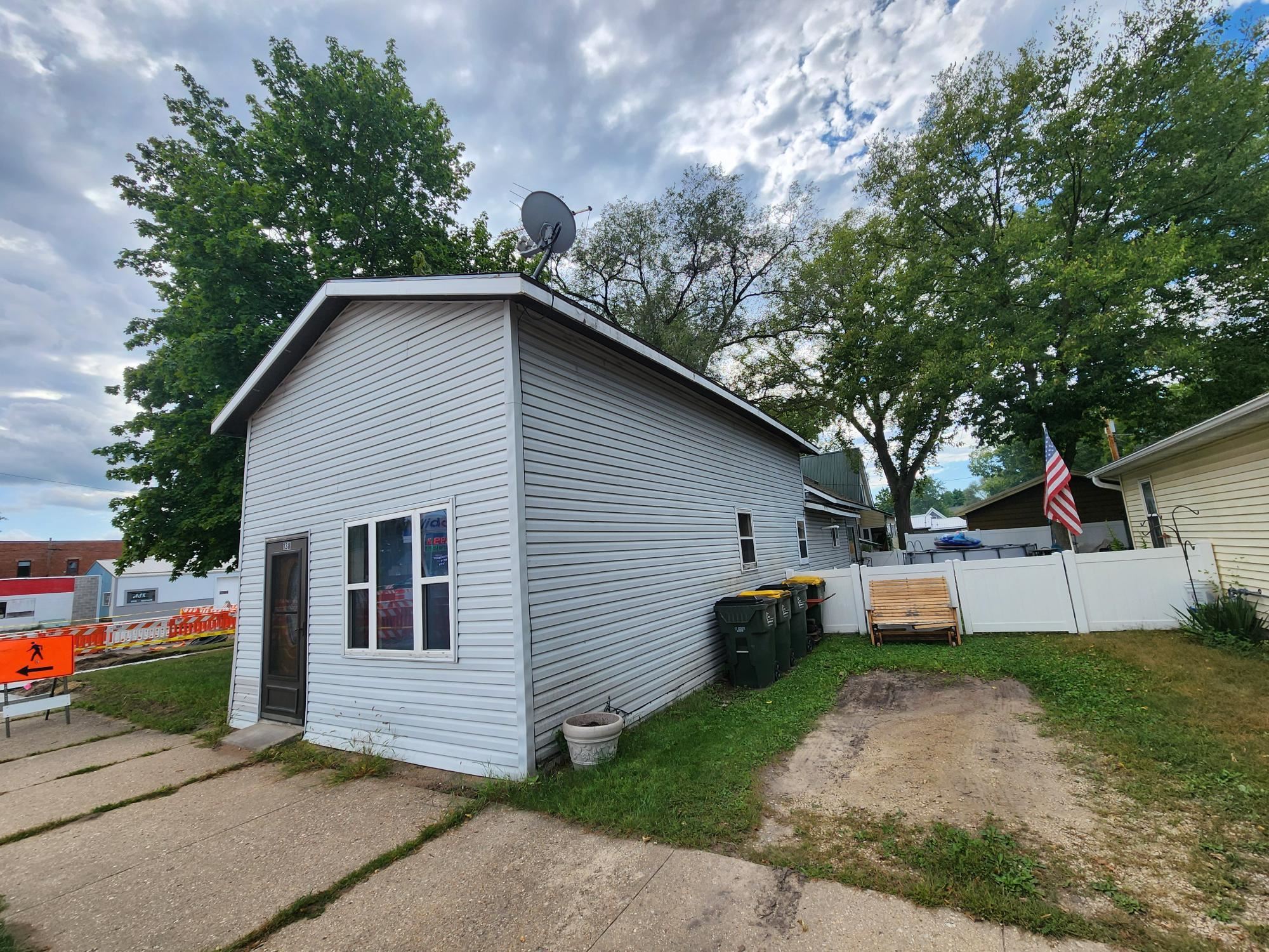 138 S Oak St Property Photo 1