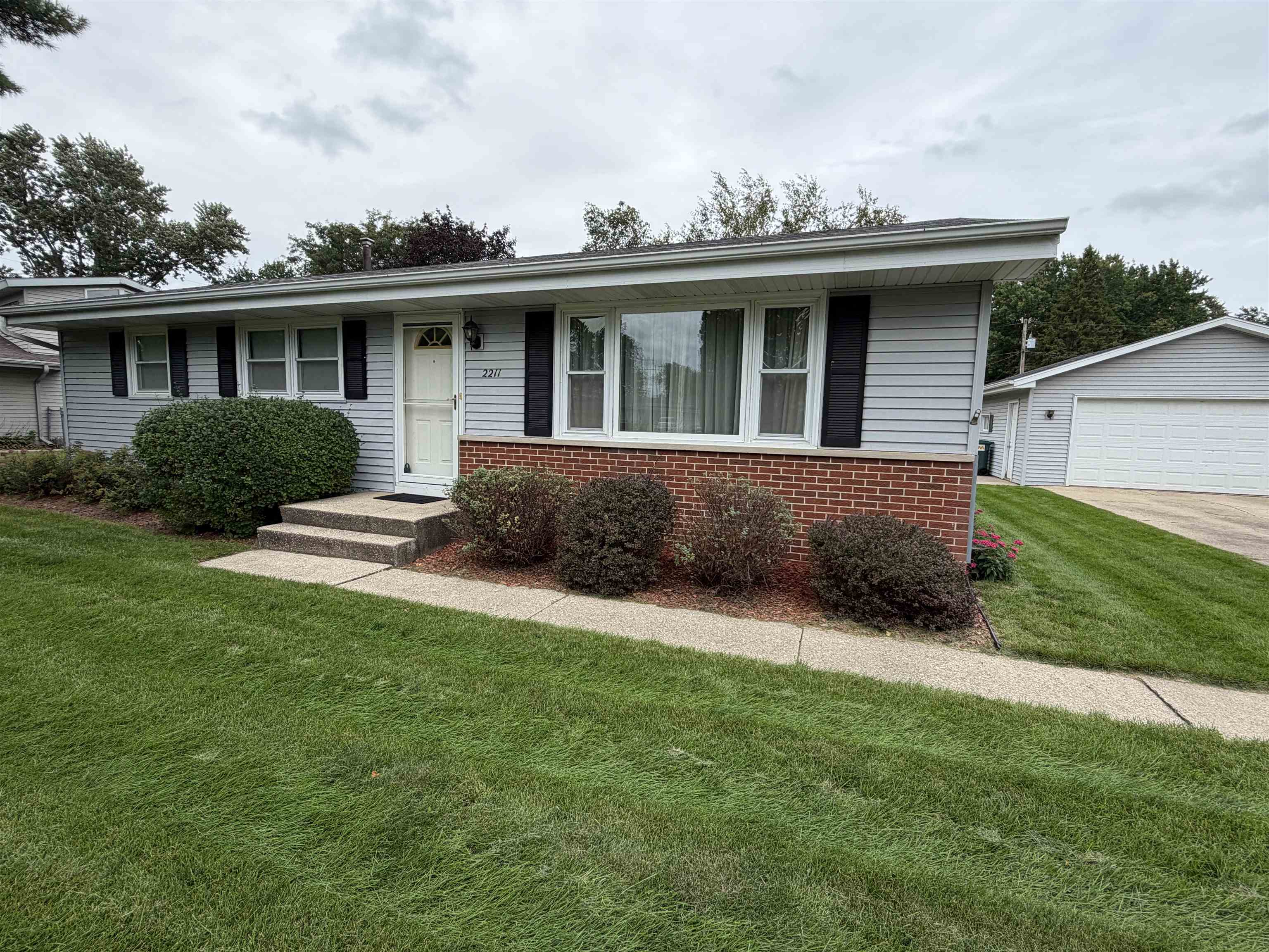 2211 E Easy Street Property Photo 1