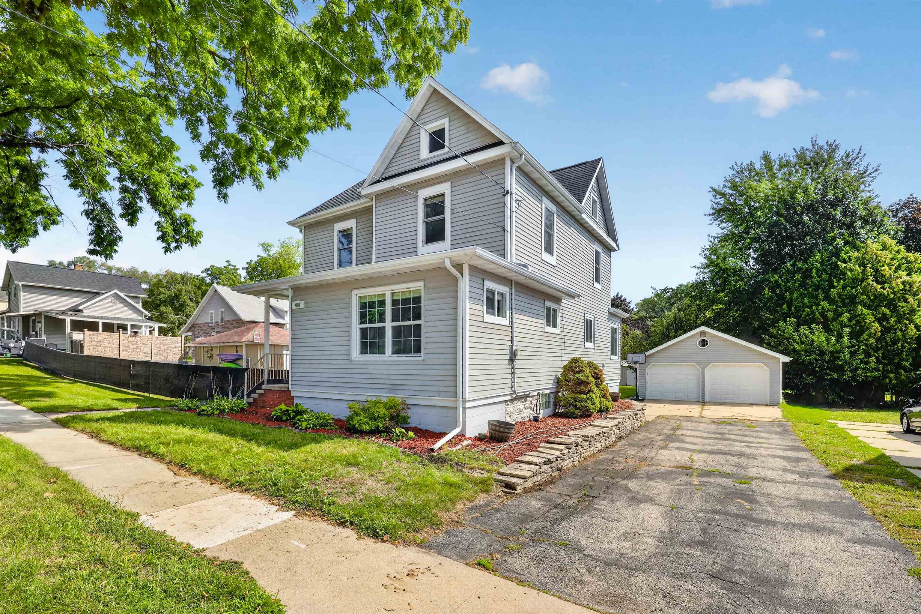 407 S Lincoln Avenue Property Photo 1