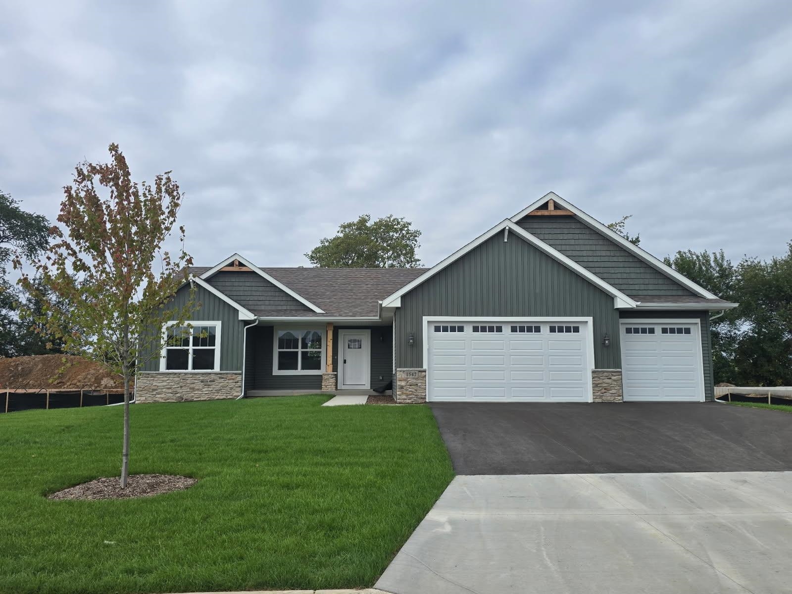 1542 Hawks Pass Property Photo 1