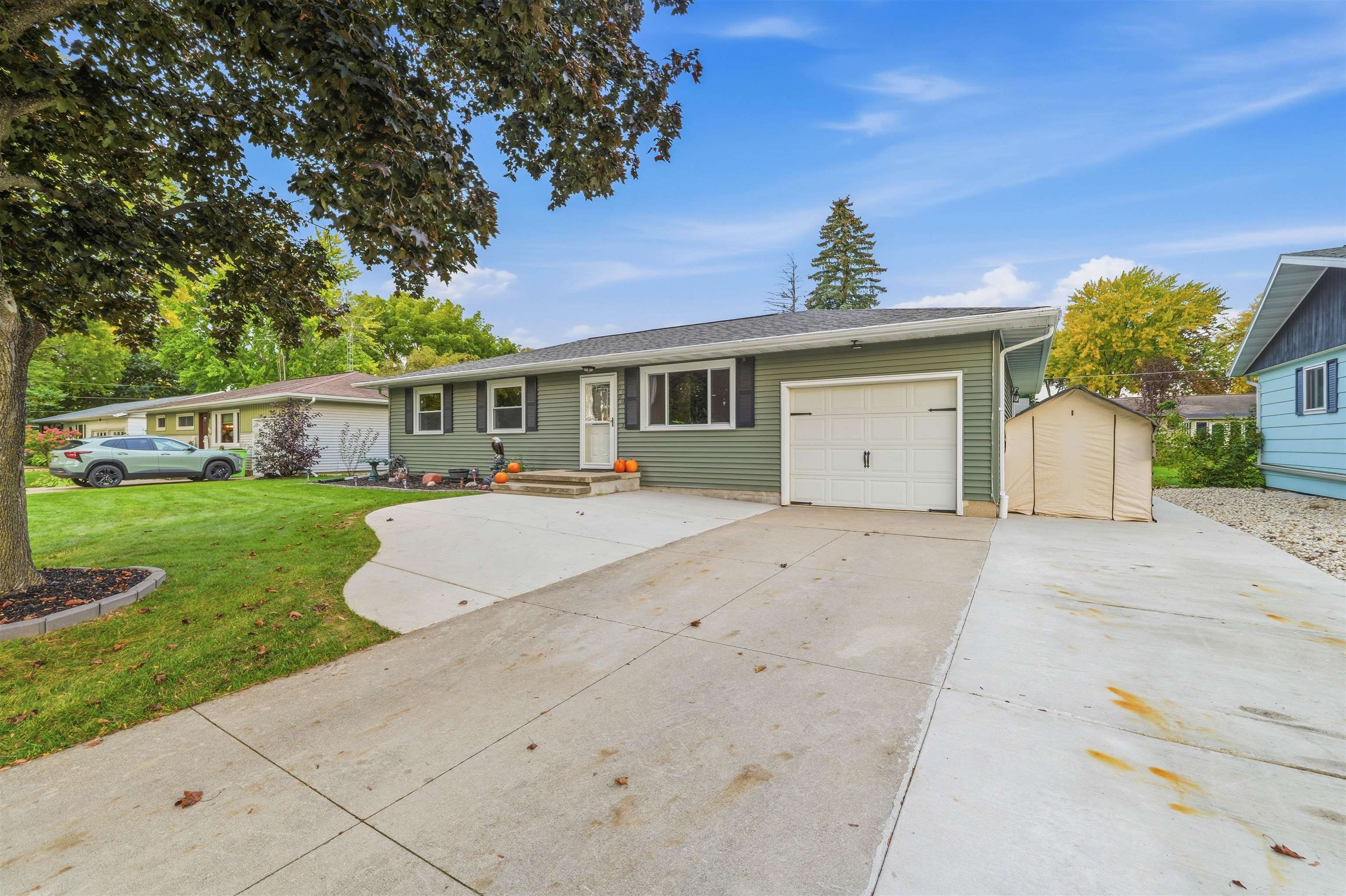 1120 E Circle Drive Property Photo 1