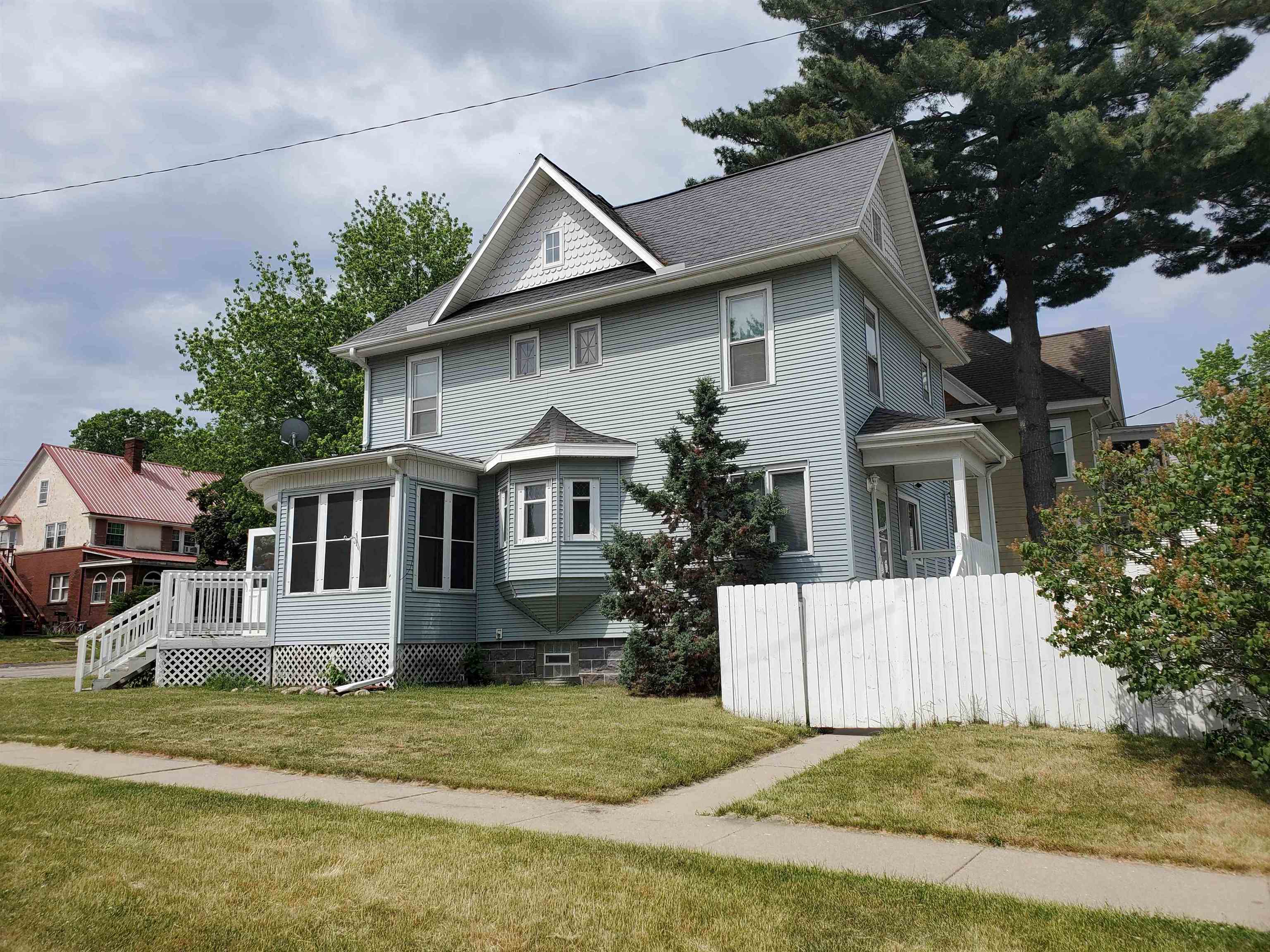 401 W Conant Street Property Photo 1