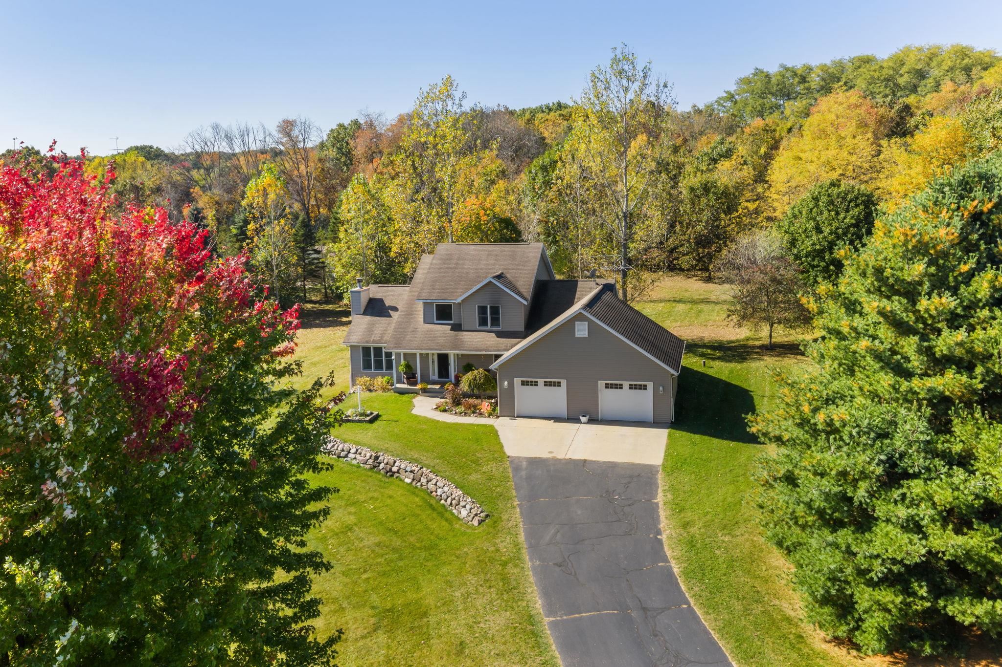 S3625 Pine Knoll Court Property Photo 1