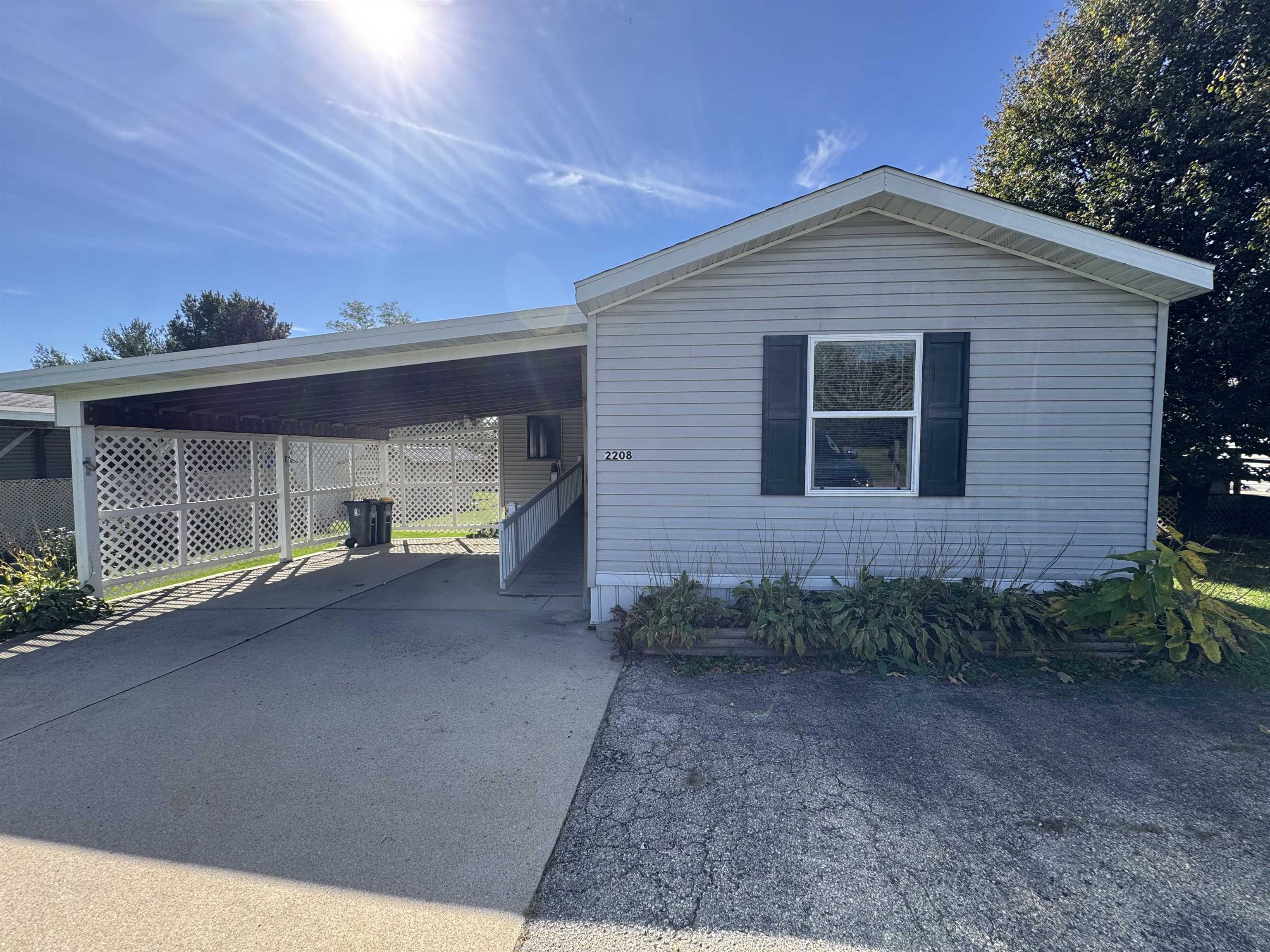 2208 Edgeview Drive Property Photo 1